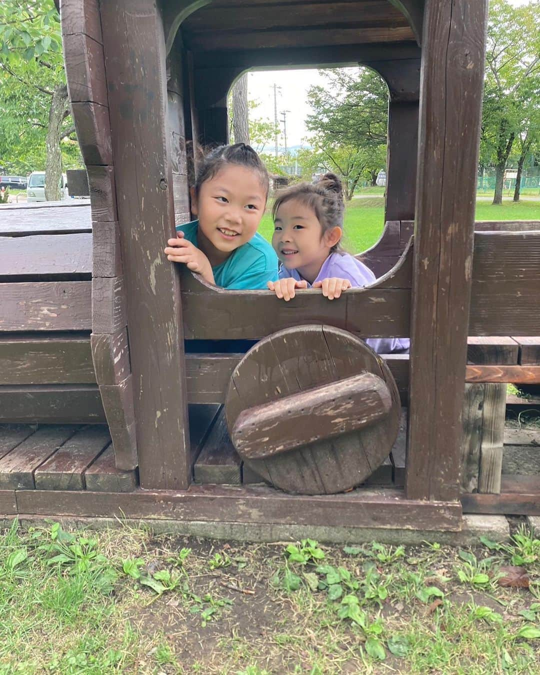 田中雅美さんのインスタグラム写真 - (田中雅美Instagram)「栗山公園にはSLがあって、中の様子も見れて子供は大興奮✨  ・ ・ 近くには小さな動物公園もあって、「大鵬」の帰りによく来ます。  ・ ・ #栗山公園 #sl #空いてて最高  #じっくり遊べる #動物公園もあるよ」9月28日 22時06分 - tanakamasami_official