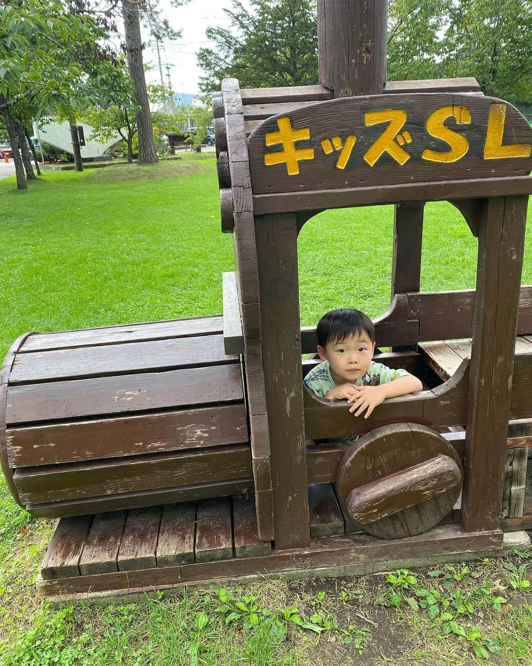 田中雅美さんのインスタグラム写真 - (田中雅美Instagram)「栗山公園にはSLがあって、中の様子も見れて子供は大興奮✨  ・ ・ 近くには小さな動物公園もあって、「大鵬」の帰りによく来ます。  ・ ・ #栗山公園 #sl #空いてて最高  #じっくり遊べる #動物公園もあるよ」9月28日 22時06分 - tanakamasami_official