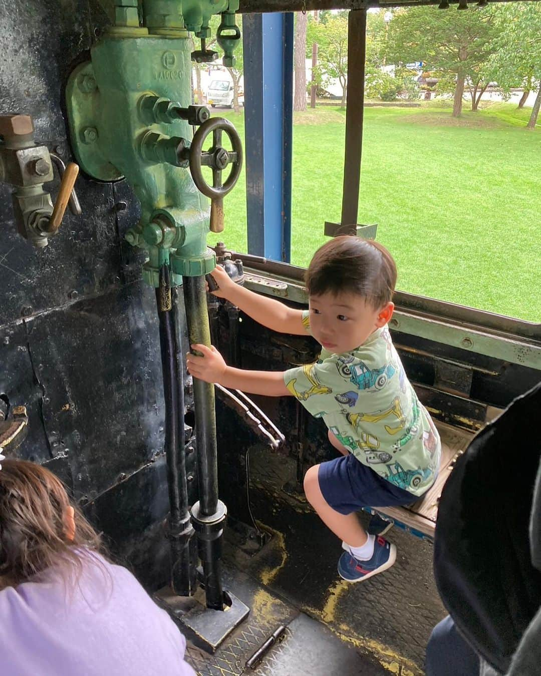 田中雅美さんのインスタグラム写真 - (田中雅美Instagram)「栗山公園にはSLがあって、中の様子も見れて子供は大興奮✨  ・ ・ 近くには小さな動物公園もあって、「大鵬」の帰りによく来ます。  ・ ・ #栗山公園 #sl #空いてて最高  #じっくり遊べる #動物公園もあるよ」9月28日 22時06分 - tanakamasami_official