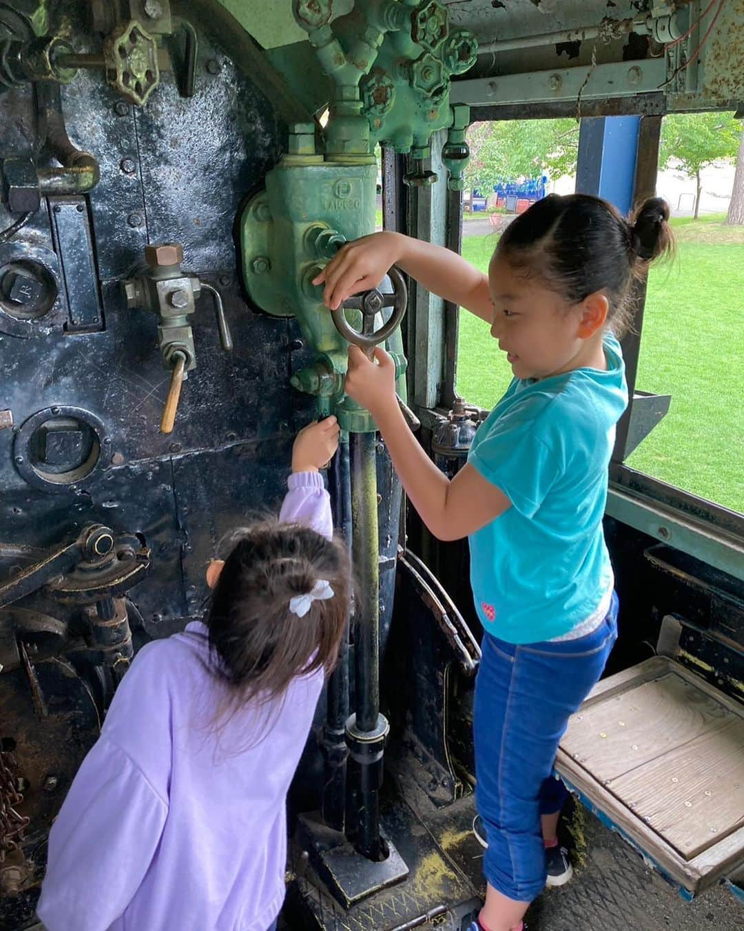 田中雅美さんのインスタグラム写真 - (田中雅美Instagram)「栗山公園にはSLがあって、中の様子も見れて子供は大興奮✨  ・ ・ 近くには小さな動物公園もあって、「大鵬」の帰りによく来ます。  ・ ・ #栗山公園 #sl #空いてて最高  #じっくり遊べる #動物公園もあるよ」9月28日 22時06分 - tanakamasami_official