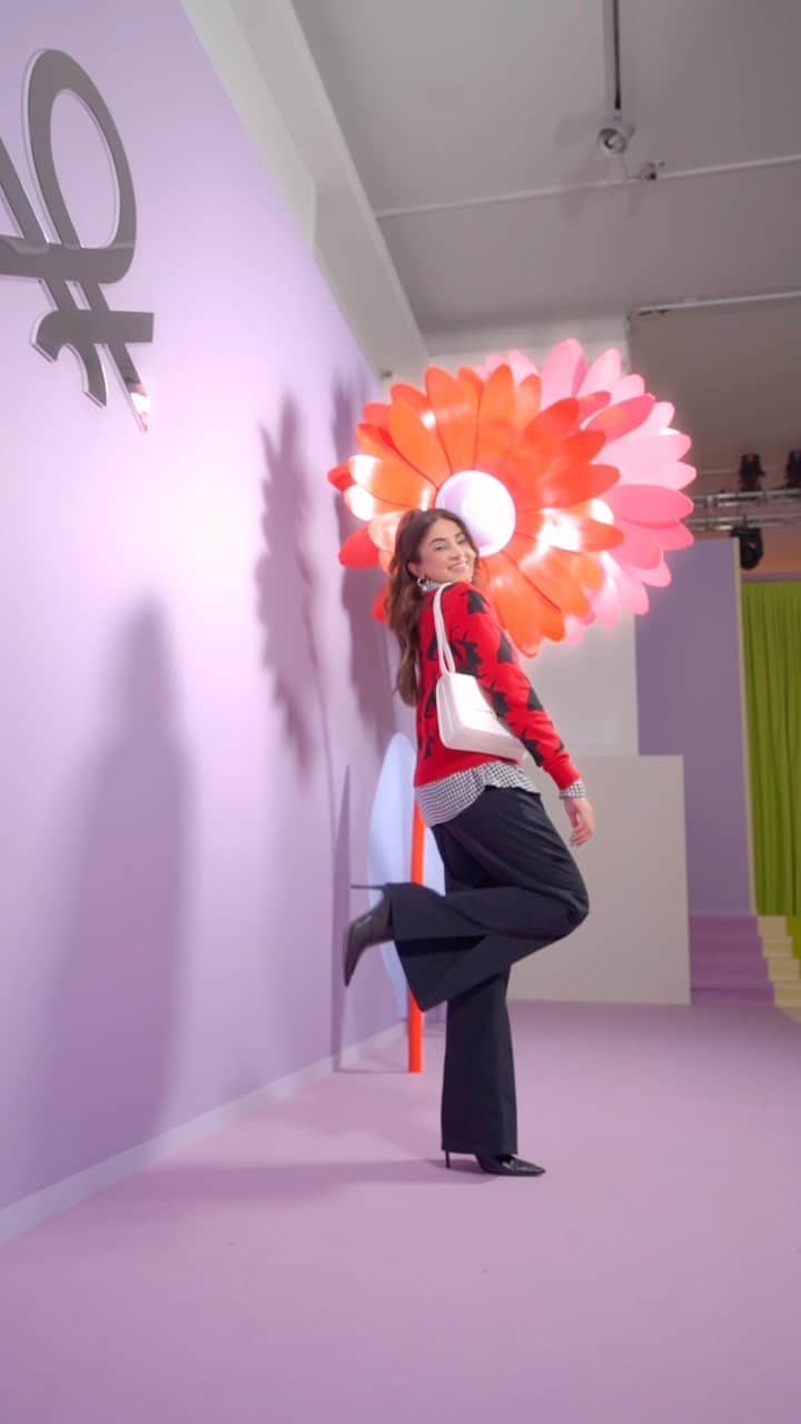 Aashna Shroffのインスタグラム：「@benetton is a show I truly look forward to, because @andreaincontri makes Spring Summer fun like no other!  Benetton Spring/Summer 24 stays true to the brand’s signature of knits, polo tees and stripes, elevated with daisies, berries, bananas and oversized bags, all styled to perfection 👏🏻  @benetton_india  #bebenetton #benetton #BenettonIndia  #ad」