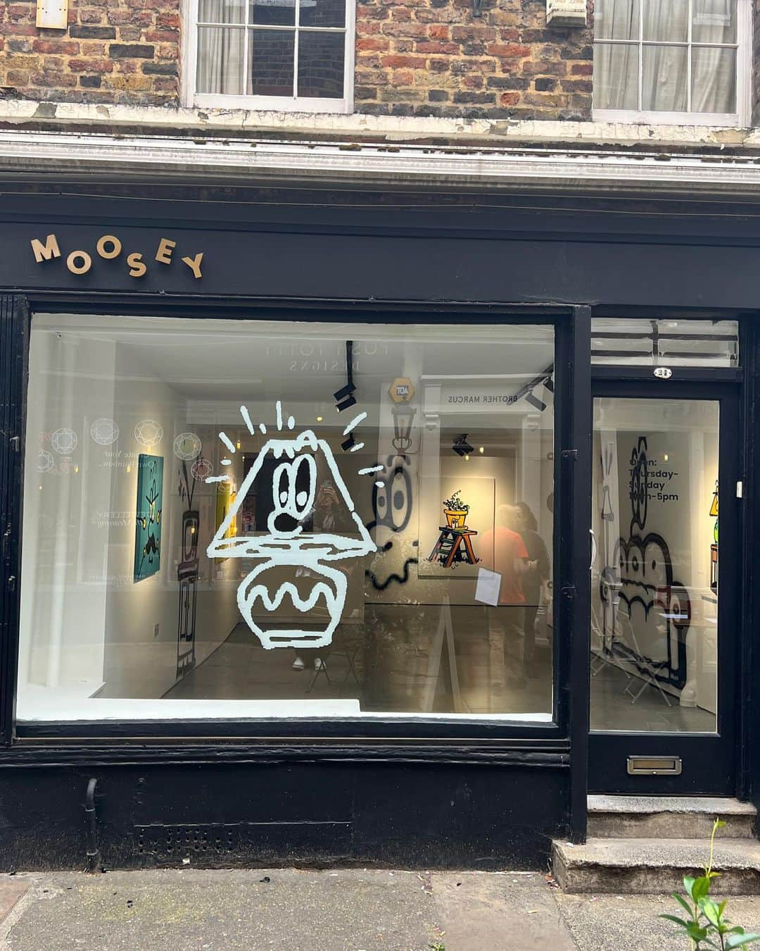 BEAMS Tのインスタグラム：「… MAW  EXHIBITION in LONDON 『CROCK』 at MOOSEY ART 9.28(Thu)-10.1(Sun) ・ LAUNCH PARTY 9.28 (Thu) 17:30-19:30  過去2回の海外企画を成功させた〈BEAMS T〉が、第3弾として東京を拠点に活動するアーティスト「MAW」をパートナーに迎え、ロンドンの『MOOSEY ART』でアートショーを開催します。今回の舞台となる『MOOSEY ART』は、2013年にノリッジでスタート。「FLEXX LEX」がかつて働いていた同ギャラリーは、国内外の新鋭アーティストをいち早く発信し、その類稀な審美眼とキュレーションにより、数々の作家を最前線まで引き上げてきました。〈BEAMS T〉、FLEXX LEXの双方にリレーションのあるMAWの架け橋により実現した本展は、「まがる」「ねじれる」「不正直」「ひねくれた」などの意味を持つ“CROOK”をテーマに企画しています。MAWが描くアイコニックなキャラクター「MikeL（マイケル）」の作品の展示・販売に加え、MAWのアートワークを落としたカプセルコレクションを同時リリース。Tシャツやフーディーと共に、ブランケットやピンバッジ、フィギュアなどもラインアップするほか、FLEXX LEXのアイコニックなスクリーンプリントも限定販売します。  @___maw___ @mooseyart @flexx_lex @beams_offcial @beams_t #maw #mooseyart #flexxlex #beams #beamst #crock」