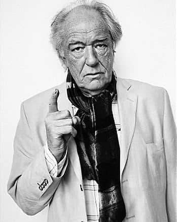 ジョニー・リー・ミラーのインスタグラム：「Had the honour of working with the great Michael Gambon twice. As a kid I watched him in The Singing Detective which was the first adult drama to really spark my imagination. A truly down to earth gentleman and a LOT of fun. RIP ♥️」