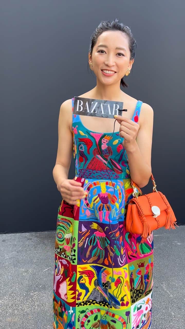 のインスタグラム：「クロエの2024年春夏コレクションで杏さんをキャッチ！ パリのセーヌ河沿いで行われた今季のショーは、クリエイティブ・ディレクターを務めるガブリエラ・ハーストにとって最後のコレクションだった。ラストはダンスパフォーマンスで締めくくられ、ガブリエラと彼女のファミリー、そしてモデルたちも加わった。ショー直後の杏さんの感想をチェック！  #chloe #クロエ #杏 #2024春夏コレクション」