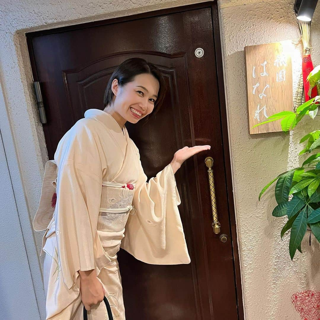 夢咲ねね（赤根那奈）さんのインスタグラム写真 - (夢咲ねね（赤根那奈）Instagram)「. 時差だけど...  仲良し同期のよお（嶺乃一真）❤️ 予科からずっと仲良し🤝  京都に行った時絶対会うと決めてた！！ そして、なんと祇園によおのお店がOpenしました！ 凄いっ！！凄いことだ！！ これは行かねば！！ と、ずっと計画してました🔥  とっても綺麗でアットホームな雰囲気の素敵なお店です。 最後は千葉家の代々伝わるお茶までいただいて...大満足です！  お店のOpen時間まで早めのディナーをしたのですが、 こちらの🍉カクテルと和梨カクテルが最高でした。  そして安定の手ブレ👋  よおのご自宅で念願のピッドブル親子にも会えて...。 愛のタックルの重さに驚きつつ、 元気すぎて全っっっ然写真撮らせてくれない😂 奇跡の一枚です　笑 そんなワンコとよおの笑顔に癒されつつ楽しい時間でした🤍  #京都　#旅行 #89期　#祇園 #ピッドブル」9月28日 22時09分 - yumesaki__nene