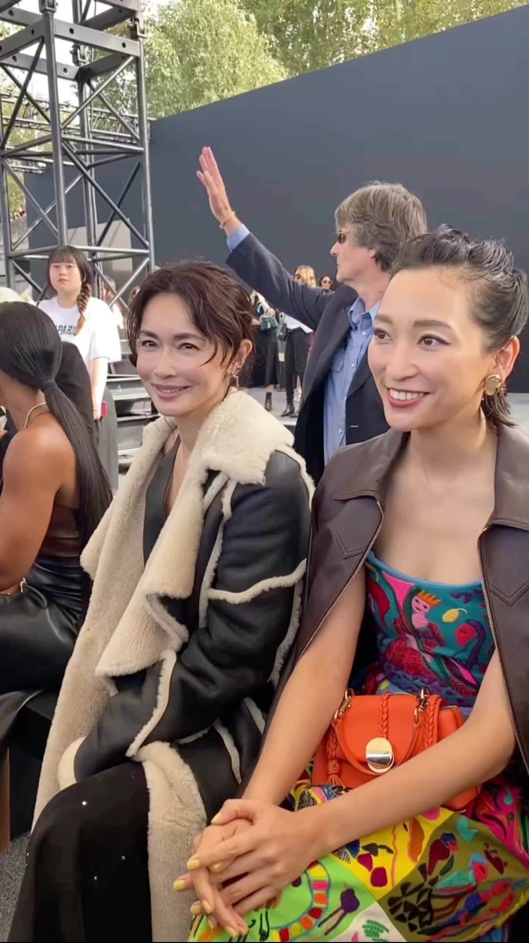 のインスタグラム：「【パリコレ】「クロエ」のショーで杏さんと長谷川京子さんをキャッチ。ショー前にコメントをいただきました。  @chloe @annewatanabe_official @kyoko.hasegawa.722   #クロエ #chloe #chloe24ss #chloess24  #杏 #annewatanabe #長谷川京子 #kyokohasegawa #pfw #パリコレ #パリコレクション #paris #2024ss   #パリコレ_FS取材」