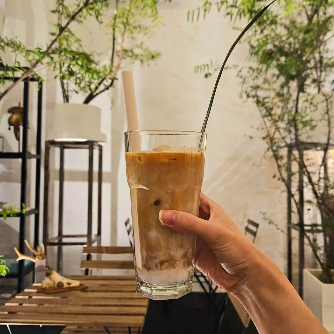 安藤ミレイのインスタグラム：「Hidden cafe☕  📍 @itokishcafe   先日行ってきた隠れ家カフェ✨️  家具ブランドITO KISHのショップの奥にオープンしたカフェなんですが、とても素敵な空間でした！  金～日のみと営業日は限られていて、予約が必要だそう(知らずに予約なしで行ってしまったけど、入れてもらえました)！  まずガードに声をかけて敷地に入れてもらうところから笑 ここで合ってるのか不安になるような扉を開けると、照明を落としたショールームが…！え、どこにカフェが？！と思った矢先、自動ドアが開き、その向こうにはおしゃれなインテリアショップが😍✨️  カフェはそのショップの片隅にあります🥰  メニューが札になっているので、注文したいものを取って、お会計へ。私は、Pandinというナタデココとココナッツミルクが入ったカフェオレのオリジナルドリンクを頼んでみました！フィリピンぽい味🧡 一緒に食べたココナッツ入りのパンデサルもおいしかった✨️  ゆっくりひと息つくのにおすすめのカフェです🌿  #itokish #itokishcafe #pandin #cafehopping #cafehoppingph #cafeph #coconut #pandesal #パンデサル #カフェ巡り #フィリピンカフェ #フィリピン生活 #マニラ生活 #マニライフ #lovethephilippines #ラブフィリピン」