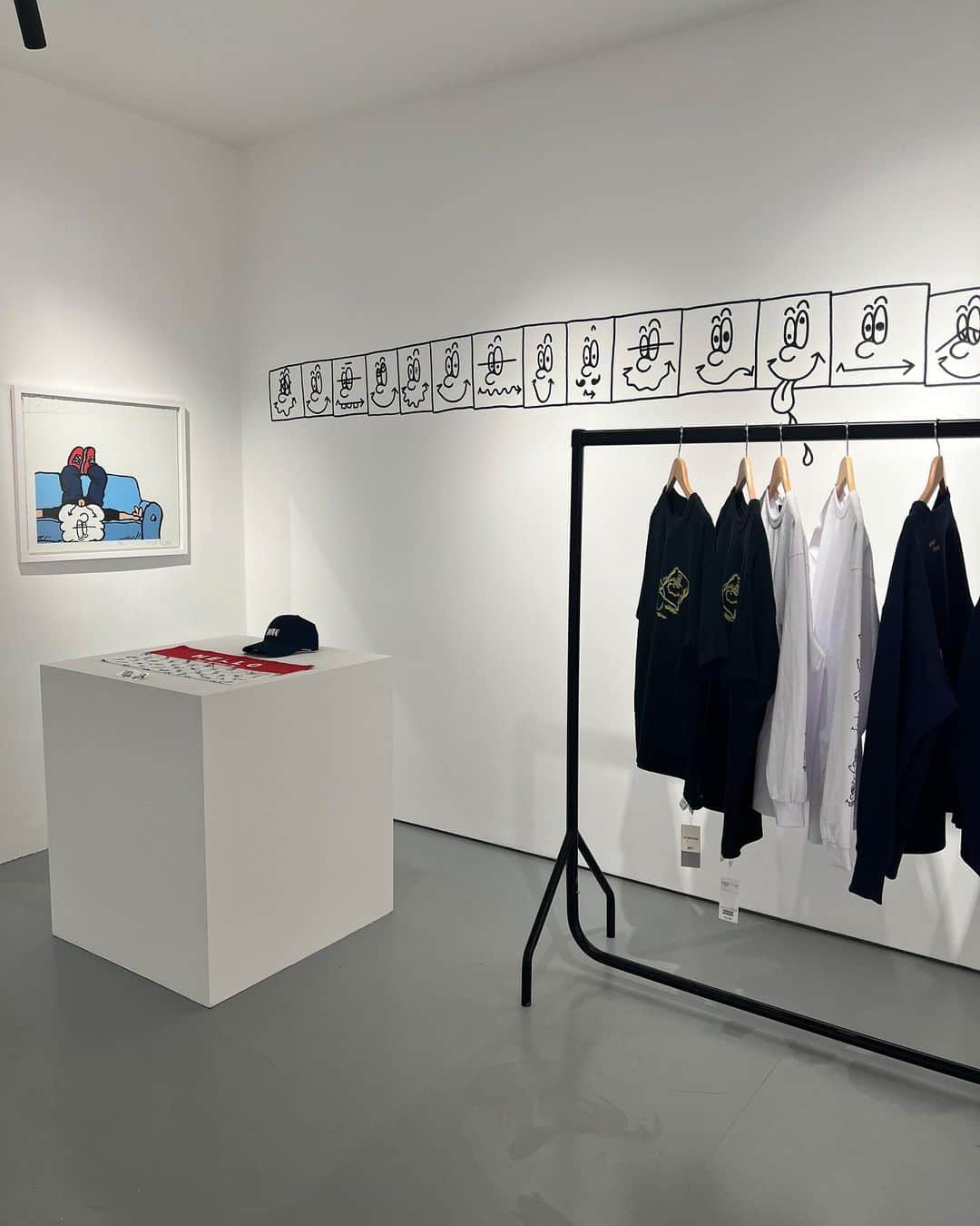 BEAMS Tさんのインスタグラム写真 - (BEAMS TInstagram)「… MAW  EXHIBITION in LONDON 『CROCK』 at MOOSEY ART 9.28(Thu)-10.1(Sun) ・ LAUNCH PARTY 9.28 (Thu) 17:30-19:30  過去2回の海外企画を成功させた〈BEAMS T〉が、第3弾として東京を拠点に活動するアーティスト「MAW」をパートナーに迎え、ロンドンの『MOOSEY ART』でアートショーを開催します。今回の舞台となる『MOOSEY ART』は、2013年にノリッジでスタート。「FLEXX LEX」がかつて働いていた同ギャラリーは、国内外の新鋭アーティストをいち早く発信し、その類稀な審美眼とキュレーションにより、数々の作家を最前線まで引き上げてきました。〈BEAMS T〉、FLEXX LEXの双方にリレーションのあるMAWの架け橋により実現した本展は、「まがる」「ねじれる」「不正直」「ひねくれた」などの意味を持つ“CROOK”をテーマに企画しています。MAWが描くアイコニックなキャラクター「MikeL（マイケル）」の作品の展示・販売に加え、MAWのアートワークを落としたカプセルコレクションを同時リリース。Tシャツやフーディーと共に、ブランケットやピンバッジ、フィギュアなどもラインアップするほか、FLEXX LEXのアイコニックなスクリーンプリントも限定販売します。  @___maw___ @mooseyart @flexx_lex @beams_offcial @beams_t #maw #mooseyart #flexxlex #beams #beamst #crock」9月28日 22時12分 - beams_t