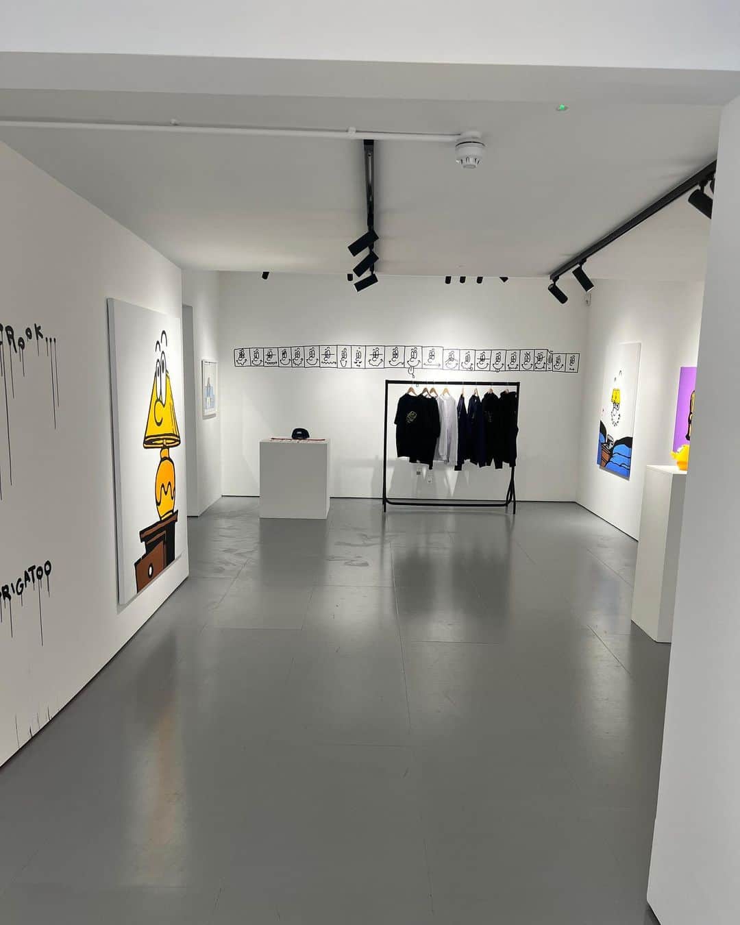 BEAMS Tさんのインスタグラム写真 - (BEAMS TInstagram)「… MAW  EXHIBITION in LONDON 『CROCK』 at MOOSEY ART 9.28(Thu)-10.1(Sun) ・ LAUNCH PARTY 9.28 (Thu) 17:30-19:30  過去2回の海外企画を成功させた〈BEAMS T〉が、第3弾として東京を拠点に活動するアーティスト「MAW」をパートナーに迎え、ロンドンの『MOOSEY ART』でアートショーを開催します。今回の舞台となる『MOOSEY ART』は、2013年にノリッジでスタート。「FLEXX LEX」がかつて働いていた同ギャラリーは、国内外の新鋭アーティストをいち早く発信し、その類稀な審美眼とキュレーションにより、数々の作家を最前線まで引き上げてきました。〈BEAMS T〉、FLEXX LEXの双方にリレーションのあるMAWの架け橋により実現した本展は、「まがる」「ねじれる」「不正直」「ひねくれた」などの意味を持つ“CROOK”をテーマに企画しています。MAWが描くアイコニックなキャラクター「MikeL（マイケル）」の作品の展示・販売に加え、MAWのアートワークを落としたカプセルコレクションを同時リリース。Tシャツやフーディーと共に、ブランケットやピンバッジ、フィギュアなどもラインアップするほか、FLEXX LEXのアイコニックなスクリーンプリントも限定販売します。  @___maw___ @mooseyart @flexx_lex @beams_offcial @beams_t #maw #mooseyart #flexxlex #beams #beamst #crock」9月28日 22時12分 - beams_t
