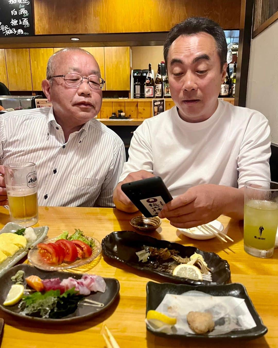 永倉由季さんのインスタグラム写真 - (永倉由季Instagram)「. . 【WBC🇯🇵⚾️がつないだ再々会】 　　　　　　　　　　 世界を飛び回る人の フットワークの軽さと 移動距離の感覚は オカシイですね(笑) 　　 　　　　　　　　　　　　 WBCで世界一に輝いた 侍ジャパンの🇯🇵 　　　　　　　 完全密着ドキュメンタリー映画 『 #憧れを超えた侍たち 世界一への記録』 　　　　　　 　　　　　　　　 ※ 映画の公開は終了  　DVDは特別映像つきで取り扱い中 　　 　　 　　　　　　　　 この映画の監督・ディレクター・カメラマンと 奈良テレビ放送の役員さんは 　　　 　　　　　　　 むかしむかし 　　　　　　　　 ドラマ仕立ての番組や 高校野球ハイライト番組で お世話になった方々。 　　 　　　　　　 ________________ 　　 　　　　　　 私が鼻水垂らして感動した映画の感想を SNSに書いたことから 監督の三木さんが見つけてくださり 　　 　　　　　　　　 先日、感動の再会を果たしました✨ 　　 　　　　　 あれから1ヶ月半(早っ) 　　　　　　　　　　　 またまた三木さんが 来阪されるとのことで みんなで再会⚾️✨ 　　 　　　　　　　　 しかも 毎晩お疲れさん会をしていた 思い出の「奈良の居酒屋」へ行くよと ⁡ 　　　　　　　　　　　 大阪と奈良の距離感は 一瞬なんだな。 　 ⁡ 　　　　　　　　 野球のお仕事で 翌朝から札幌 ⁡ その後はアメリカに行くというのにフットワークの軽さがおかしいわ…😆 　　 　　　　　　　　　　　　　　　 ________________________ ⁡ 　　 食事中は お二人の関係性の絆(きずな)を 初めて教えてもらって涙したり 　　 　　　　　　　 日本やアメリカの 野球界で活躍してるのに 　　　　 　　　　　　　　　　　　　　　　　　　　　　　　　 奈良出身の三木さんの関西弁が キツいことに爆笑したり。 (尼のオッサンみたい😆) 　　　 　　　 　　　　　　　 お二人とも まだまだこれから やる事とやりたい事があって 　　 　　　　　　　　 少年のように無邪気な目で 　　　　　　　　　 ほんまにステキな時間を 共有させてもらえました。 　　 　　　　　　　　　　　　 WBCのお陰で ご縁が再開して嬉しい…やんけ。 ⁡ ⁡ #wbc  #憧れを超えた侍たち世界一への記録  #侍ジャパン  #三木慎太郎 #奈良テレビ  #野球好きな人と繋がりたい  #高校野球 #ドラマティックナイン  #奈良県 #奈良県出身  ⁡ . . ⁡ ▶︎アメブロ更新　↓プロフリンクから　　　　　　　　　　　　　　　@yuki_nagakura67 ⁡ ✼••┈┈┈┈┈┈┈┈┈┈┈┈┈┈┈┈••✼  　　　　　 ▶︎アナウンサー・プライベート用Instagram @yuki_nagakura67 ⁡ ▶︎ブランディング用/魅せ方・伝え方・オススメ @yuki_nagakura_brushup_salon ⁡ ✼••┈┈┈┈┈┈┈┈┈┈┈┈┈┈┈┈••✼ ⁡ ⁡ #永倉由季 #フリーアナウンサー #司会者 #顔タイプ診断 #顔タイプアドバイザー #アナウンサー  ___________________________」9月28日 22時12分 - yuki_nagakura67