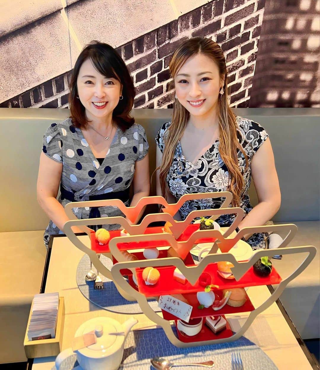 小野友葵子さんのインスタグラム写真 - (小野友葵子Instagram)「【エンポリオアルマーニカフェ表参道さん】  先日、株式会社メリディアンプロモーション代表で、元NHKキャスター・フリーアナウンサーの牛窪万里子さんと、打ち合わせを兼ねたアフタヌーンティーを。☕  表参道のエンポリオ アルマーニ カフェさんにて。  アルマーニのイーグル型のスタンドにイタリアの名物スイーツがいっぱい！！🇮🇹  そして、『15周年おめでとう』のプレートで、サプライズしてくださいました。❤  紅茶はローズアンドロータス。  ポットにタグが付いていて可愛い～！  来年も、毎年恒例のニューイヤーコンサートが決定しました。 また後日改めて、ご案内させていただきますね。✨  ｡.｡:+* ﾟ ゜ﾟ *+:｡.｡:+* ﾟ ゜ﾟ *+:｡.｡ 📻2023/10/7（土） 動画配信型ラジオレギュラー冠番組 『小野友葵子のBella Serata‼』 第1、第3土曜日 21：00～21：50生放送中 https://ameblo.jp/onoyukiko/entry-12820818783.html  🎵2023/10/12（木）15:00 酵素クレープ専門店クレープアリサ東京 https://ameblo.jp/onoyukiko/entry-12821667781.html  🎵2023/10/13（金）18:15 東京芸術劇場コンサートホール https://ameblo.jp/onoyukiko/entry-12816806430.html  🎵2023/7/2（日）14：30 ムラマツリサイタルホール新大阪（大阪公演） 🎵2023/7/16（日）13：00 ザ・ルーテル・ホール（札幌公演） 🎵2023/9/2（土）13：30 すみだトリフォニー小ホール（東京公演） 🎵2023/11/5（日）14：00※振替 レソラホール（福岡公演） https://ameblo.jp/onoyukiko/entry-12815801256.html  💿小野友葵子コラボ参加CD発売中！ https://ameblo.jp/onoyukiko/entry-12800332342.html  🎼小野友葵子プロデュース若手オペラ歌手グループ『I  BOCCIOLI』メンバー募集中！ https://ameblo.jp/onoyukiko/entry-12800609513.html ｡.｡:+* ﾟ ゜ﾟ *+:｡.｡:+* ﾟ ゜ﾟ *+:｡.｡ 🌹HP https://www.onoyukiko.com/ 🌹ブログ http://ameblo.jp/onoyukiko 🌹Instagram（yukikoonosoprano） https://www.instagram.com/yukikoonosoprano/ 🌹Twitter https://twitter.com/yukiko_ono 🌹YouTube（YukikoOno小野友葵子） https://www.youtube.com/user/VitaRoseaYukikoOno 🌹小野友葵子のコンサートってどんな感じ？ https://youtu.be/bWges5LlLnw ｡.｡:+* ﾟ ゜ﾟ *+:｡.｡:+* ﾟ ゜ﾟ *+:｡.｡  #元NHKキャスター #フリーアナウンサー #牛窪万里子 #表参道 #表参道カフェ #エンポリオアルマーニカフェ #エンポリオアルマーニ #アルマーニ #ARMANI #イタリアのお菓子 #ニューイヤーコンサート #アフタヌーンティー #ソプラノ歌手 #オペラ歌手 #オペラ #錦戸部屋女将 #バラ好き #パンダ好き #ミラノ #イタリア #ラジオパーソナリティー #プロデューサー #若手アーティスト支援 #デビュー15周年」9月28日 22時13分 - yukikoonosoprano
