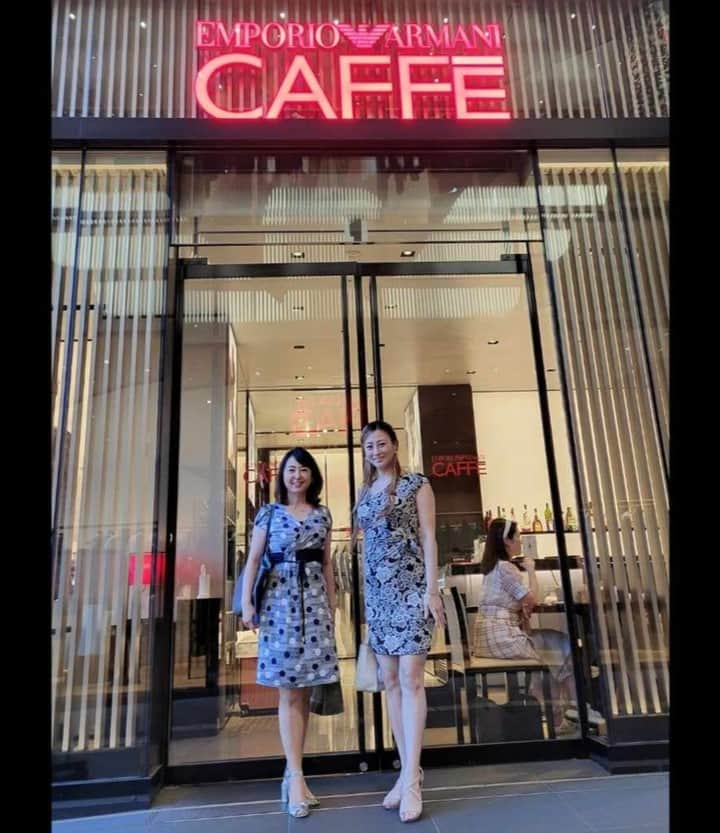 小野友葵子さんのインスタグラム写真 - (小野友葵子Instagram)「【エンポリオアルマーニカフェ表参道さん】  先日、株式会社メリディアンプロモーション代表で、元NHKキャスター・フリーアナウンサーの牛窪万里子さんと、打ち合わせを兼ねたアフタヌーンティーを。☕  表参道のエンポリオ アルマーニ カフェさんにて。  アルマーニのイーグル型のスタンドにイタリアの名物スイーツがいっぱい！！🇮🇹  そして、『15周年おめでとう』のプレートで、サプライズしてくださいました。❤  紅茶はローズアンドロータス。  ポットにタグが付いていて可愛い～！  来年も、毎年恒例のニューイヤーコンサートが決定しました。 また後日改めて、ご案内させていただきますね。✨  ｡.｡:+* ﾟ ゜ﾟ *+:｡.｡:+* ﾟ ゜ﾟ *+:｡.｡ 📻2023/10/7（土） 動画配信型ラジオレギュラー冠番組 『小野友葵子のBella Serata‼』 第1、第3土曜日 21：00～21：50生放送中 https://ameblo.jp/onoyukiko/entry-12820818783.html  🎵2023/10/12（木）15:00 酵素クレープ専門店クレープアリサ東京 https://ameblo.jp/onoyukiko/entry-12821667781.html  🎵2023/10/13（金）18:15 東京芸術劇場コンサートホール https://ameblo.jp/onoyukiko/entry-12816806430.html  🎵2023/7/2（日）14：30 ムラマツリサイタルホール新大阪（大阪公演） 🎵2023/7/16（日）13：00 ザ・ルーテル・ホール（札幌公演） 🎵2023/9/2（土）13：30 すみだトリフォニー小ホール（東京公演） 🎵2023/11/5（日）14：00※振替 レソラホール（福岡公演） https://ameblo.jp/onoyukiko/entry-12815801256.html  💿小野友葵子コラボ参加CD発売中！ https://ameblo.jp/onoyukiko/entry-12800332342.html  🎼小野友葵子プロデュース若手オペラ歌手グループ『I  BOCCIOLI』メンバー募集中！ https://ameblo.jp/onoyukiko/entry-12800609513.html ｡.｡:+* ﾟ ゜ﾟ *+:｡.｡:+* ﾟ ゜ﾟ *+:｡.｡ 🌹HP https://www.onoyukiko.com/ 🌹ブログ http://ameblo.jp/onoyukiko 🌹Instagram（yukikoonosoprano） https://www.instagram.com/yukikoonosoprano/ 🌹Twitter https://twitter.com/yukiko_ono 🌹YouTube（YukikoOno小野友葵子） https://www.youtube.com/user/VitaRoseaYukikoOno 🌹小野友葵子のコンサートってどんな感じ？ https://youtu.be/bWges5LlLnw ｡.｡:+* ﾟ ゜ﾟ *+:｡.｡:+* ﾟ ゜ﾟ *+:｡.｡  #元NHKキャスター #フリーアナウンサー #牛窪万里子 #表参道 #表参道カフェ #エンポリオアルマーニカフェ #エンポリオアルマーニ #アルマーニ #ARMANI #イタリアのお菓子 #ニューイヤーコンサート #アフタヌーンティー #ソプラノ歌手 #オペラ歌手 #オペラ #錦戸部屋女将 #バラ好き #パンダ好き #ミラノ #イタリア #ラジオパーソナリティー #プロデューサー #若手アーティスト支援 #デビュー15周年」9月28日 22時13分 - yukikoonosoprano