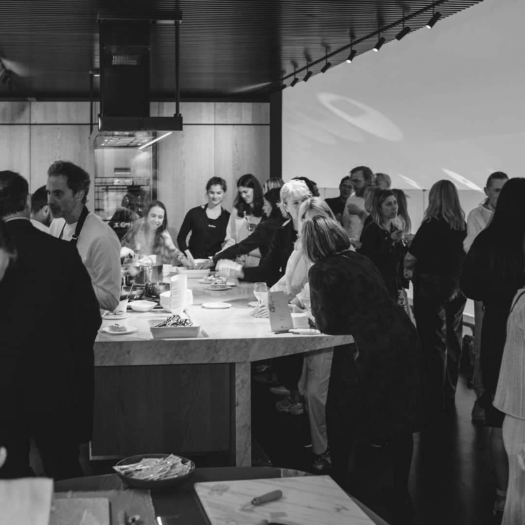 B&B Italiaさんのインスタグラム写真 - (B&B ItaliaInstagram)「London Design Festival 2023: the highlights.  @barberosgerby @wallpapermag @biscott_i @alexdimosphotography @burroesalvialdn @arclinea_official  #bebitalia #design #London #LDF23」9月28日 22時23分 - bebitalia