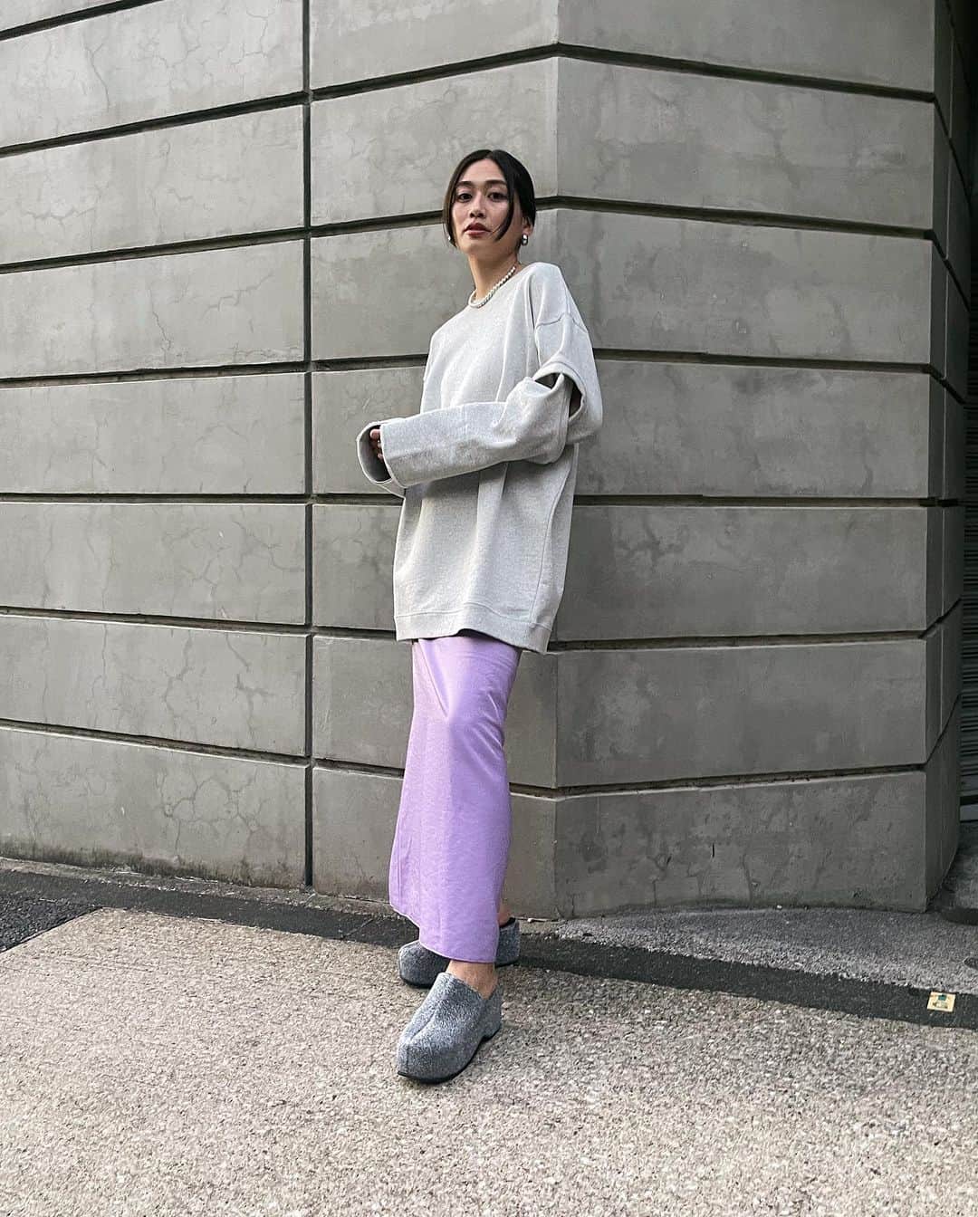 MOUSSY SNAPさんのインスタグラム写真 - (MOUSSY SNAPInstagram)「#MOUSSYSNAP @natorika 158cm  ・OPEN SLEEVE SWEAT(010GAS80-5770) ・SATIN MAXI TIGHT SKIRT(010GAS30-6840) ・CHUNKY SLIP ON SHOES(010GAS52-6180)  #MOUSSY」9月28日 22時23分 - moussysnap
