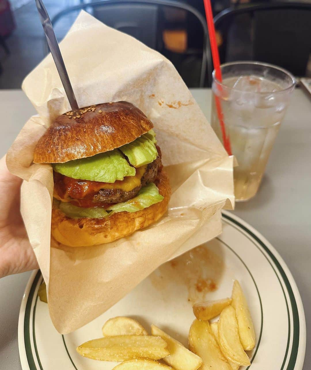 福井千佳さんのインスタグラム写真 - (福井千佳Instagram)「徳島、延泊、のち。 . . 🍔 . . @sb_diner_tokushima  . . お勧めしていただいて。 めちゃくちゃ美味しかった😋 . . 出張ついでに、自分ととことん向き合い 自分の心の声をしっかり聞いて、 弱さも醜さも認めてあげる時間に。 . おかげで、びっくりするほどすっきりして 晴れ晴れ帰阪しましたとさ。 . . . #トップマスターズモード発表会 in徳島 . ありがとうございました😌🫶 . . #sbdiner_tokushima#徳島ランチ#徳島カフェ」9月28日 22時23分 - chika291