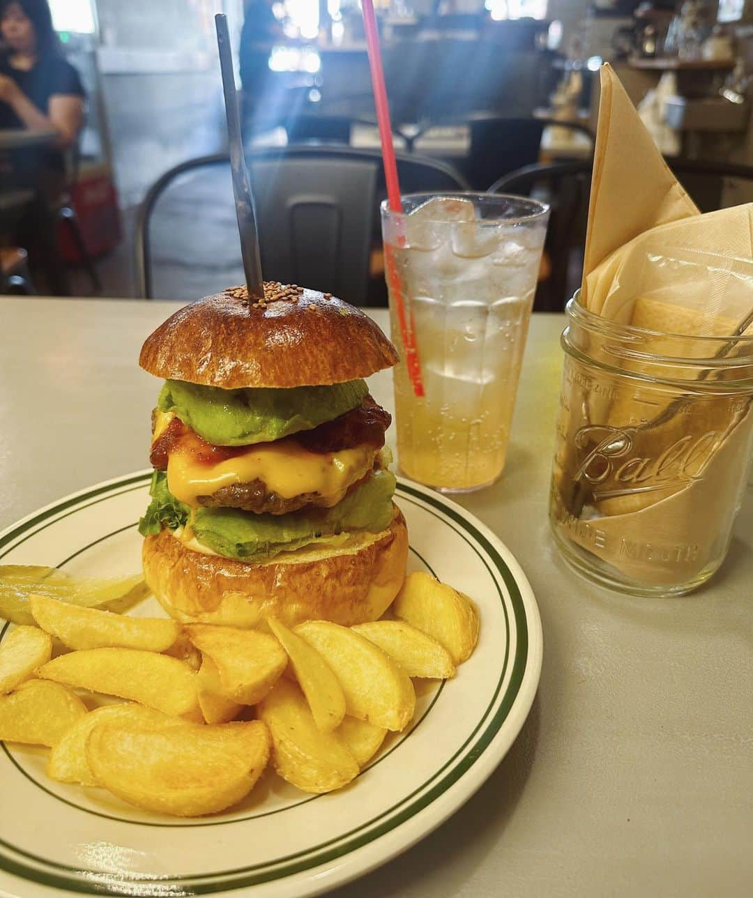 福井千佳さんのインスタグラム写真 - (福井千佳Instagram)「徳島、延泊、のち。 . . 🍔 . . @sb_diner_tokushima  . . お勧めしていただいて。 めちゃくちゃ美味しかった😋 . . 出張ついでに、自分ととことん向き合い 自分の心の声をしっかり聞いて、 弱さも醜さも認めてあげる時間に。 . おかげで、びっくりするほどすっきりして 晴れ晴れ帰阪しましたとさ。 . . . #トップマスターズモード発表会 in徳島 . ありがとうございました😌🫶 . . #sbdiner_tokushima#徳島ランチ#徳島カフェ」9月28日 22時23分 - chika291