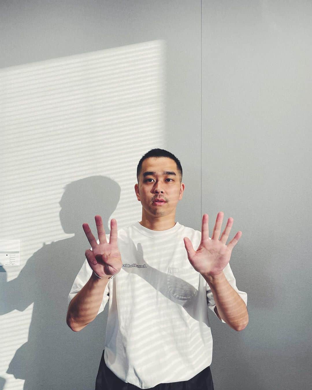 大辻隆弘さんのインスタグラム写真 - (大辻隆弘Instagram)「いつも幸せな時間をくれるスーパーバースデーボーイ。おめでと。手の『3』の出し方がダッシュ勝平。」9月28日 22時15分 - photsuji
