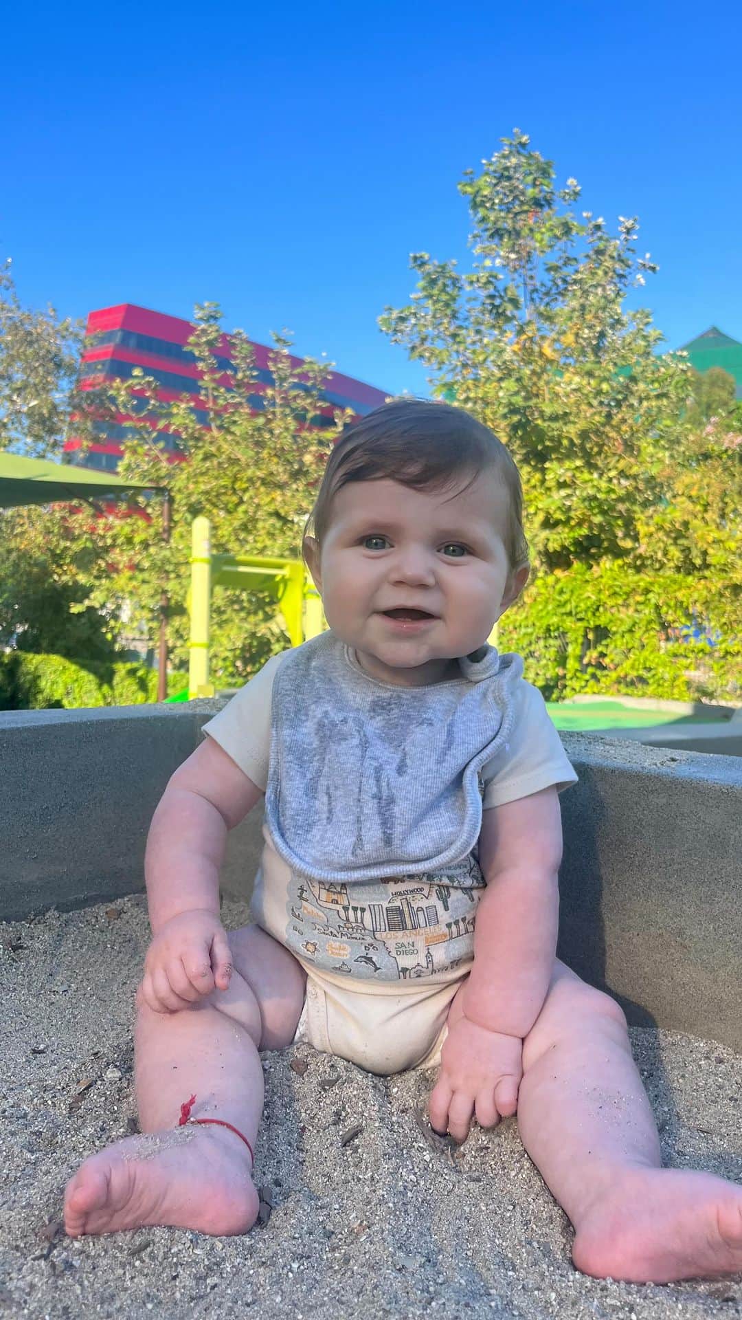 ジェナ・ジョンソンのインスタグラム：「His newest achievement 😭😭😭😭」