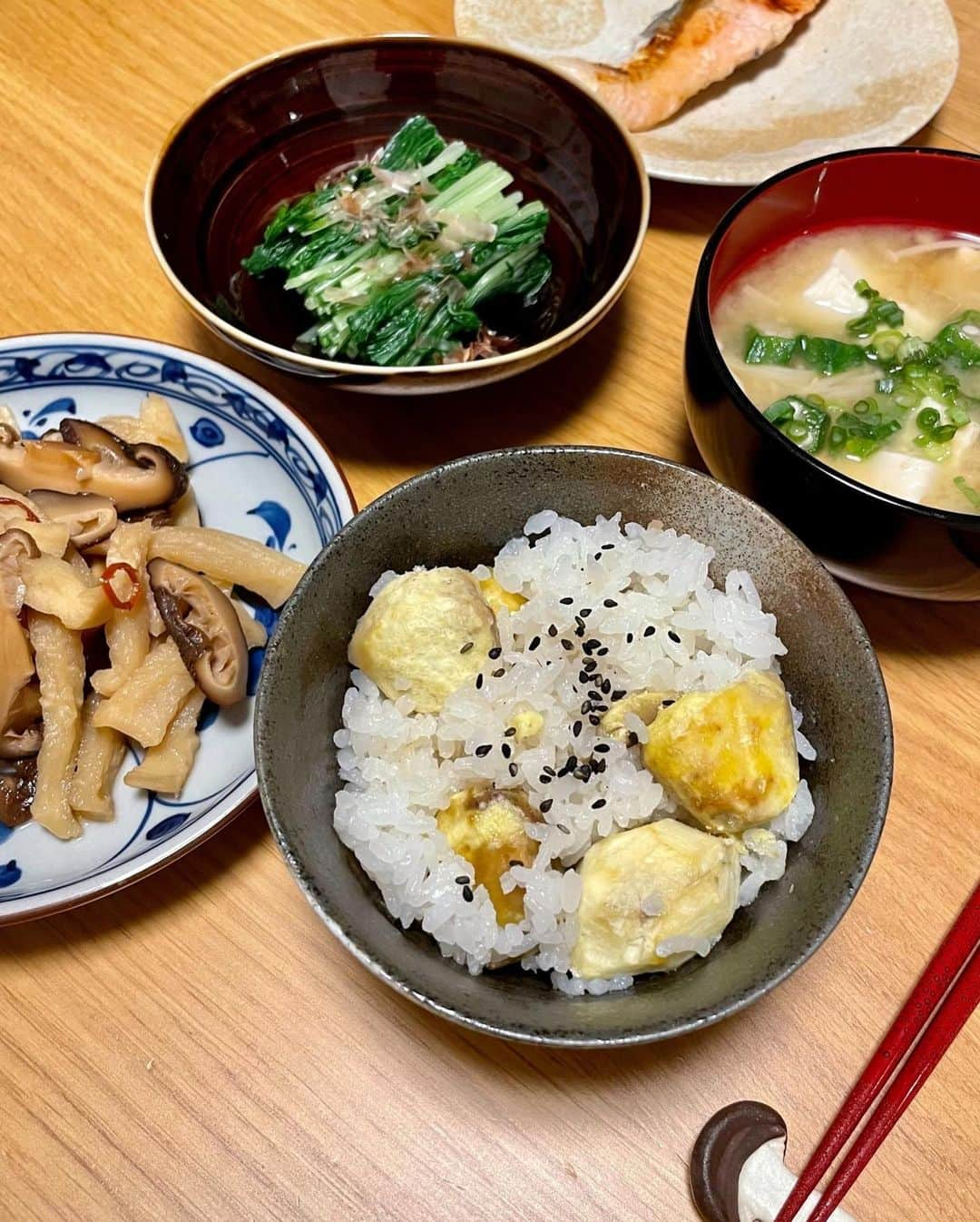 藤澤恵麻のインスタグラム：「⁡ ⁡ 旬の栗が手に入ったので、栗ご飯を作りました。 生栗は皮を剥くのに少し手間がかかりますが、炊き立ての栗の風味と食感は本当に美味。 ⁡ ⭐︎今日の献立 栗ご飯 秋鮭の西京焼 きのこと豆腐の味噌汁 割り干し大根と椎茸の煮物 水菜のお浸し ⁡ 秋ならではの食材でおうちご飯を楽しみました。 日本は四季の豊かさに恵まれて幸せですね。 ⁡ ⁡ #恵麻 #ema #栗ご飯 #秋 #旬 #おうちご飯」