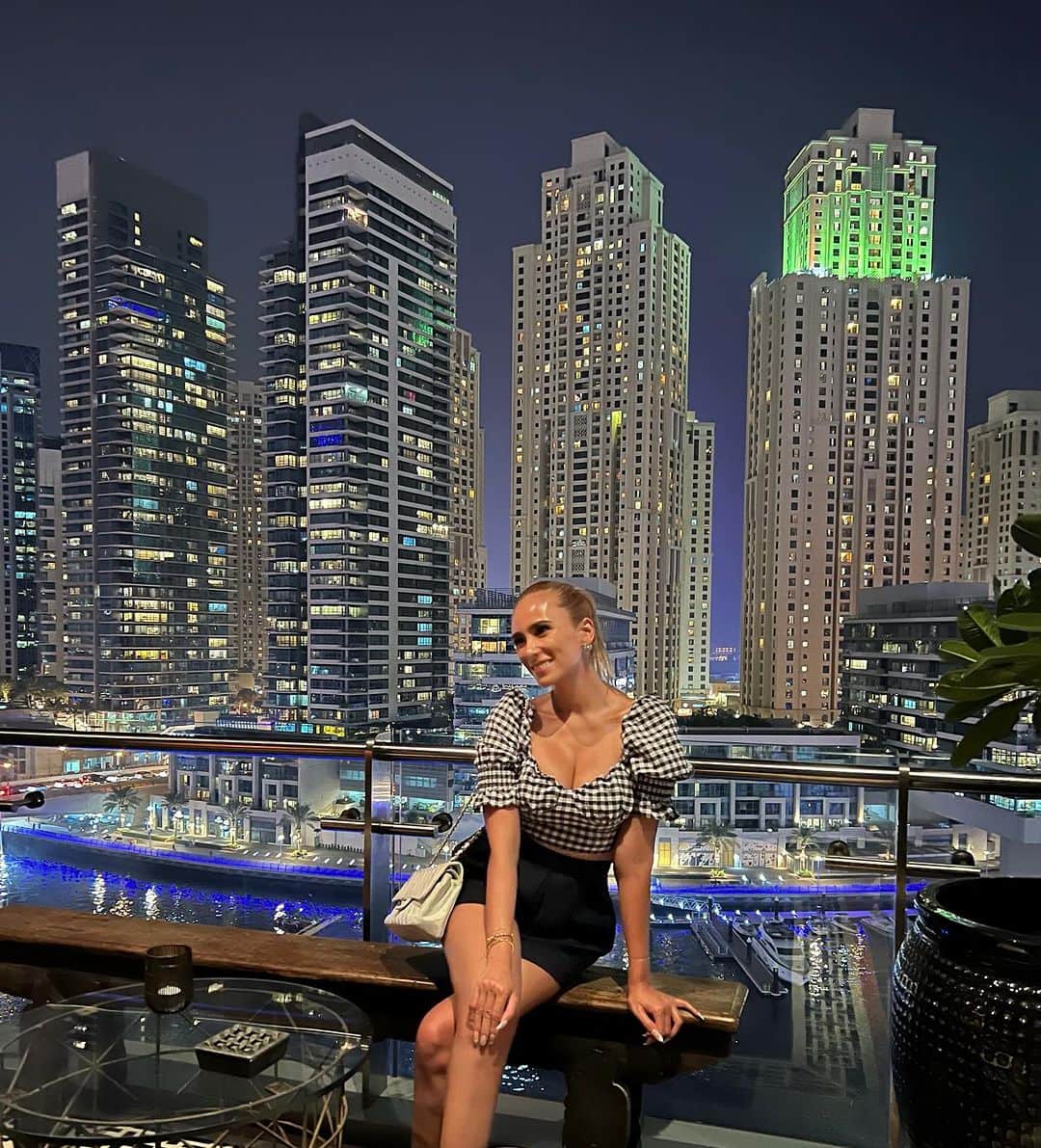 MALIAのインスタグラム：「Dubaiに帰ってきて1ヶ月🕌🌙 お部屋トラブルが発生したので 最初の3週間は"Airbnb暮らし"で 毎日のお弁当があるのでキッチンは 通常に並べないと使えないけど 他の荷物は全部開けたくないし 段ボールが積み上がったままの生活で 環境が変わったからか(原因は不明ですが) ぽっちゃんは体調崩しちゃて呼吸困難なるし なかなかパンチのある9月を過ごしました💭 ⁡ そしてAirbnbのシステムがあまり分からなくて お支払いするまで正確な場所は教えてもらえず この写真の後ろ側あたりに位置する "ギラギラDubaiど真ん中"のお家で 建物名はなんと。Princess Tower👸🏼笑 夜になると外から聞こえるパリピ音🪩 思春期のギャル姉さんと共に まじかーっ😂ってなった😂😂😂 ⁡ いまは無事に自宅に戻ってこれて 心が穏やかに安心安全な生活☺️🩷 #お家って大事だよね #それにしてもわたしの人生引越し多すぎ笑 #MaliaDubailife」