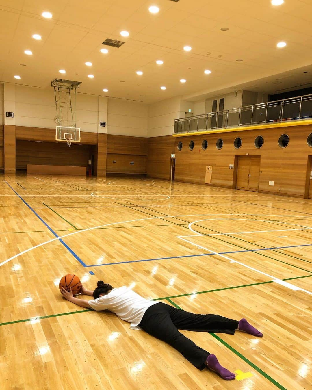 沢井美優さんのインスタグラム写真 - (沢井美優Instagram)「＊＊＊  体育館とボールの匂いが懐かしい。 バッシュの音、ドリブルやシュートの音 心地よい幸せな場所。  十何年ぶり？？にバスケしました🏀  一緒にバスケしてくださったみなさま とても優しく楽しいバスケで最高に楽しかったです！ 参加させていただき感謝です。  久しぶりに触れるボールは7号と私には大きくかなり足を引っ張りましたが3P決められてとても幸せです。笑  （ちなみに女子は6号です。 私が高校生の頃かな？かわりました🏀）  よくスポーツできるの？と聞かれますが それなりにできました。過去形。笑  頭と体が連動しなさすぎて驚きました。 時間は流れておりますね。 負けず嫌いなので体力つけようと思います。  私バスケが好きなんだ。と。  小中学生時代しかできなかったバスケだけど根性がついたのはそのおかげでした。  初心にかえるような。 心がすーっとしました。  ええ、身体はぼろぼろです。 ただいま絶賛筋肉痛。  また近いうちにバスケしたいと思います！！  先生､､､バスケがしたいです､､､､。  私はりょーちん推しです🧡  #沢井はバスケ好き🏀  #バスケ #バスケ大好き  #バスケは人を幸せにする #🧡　 　 #笑顔溢れる毎日を  #明日もきっと素敵な一日 #🍀」9月28日 22時19分 - sawai_miyuu