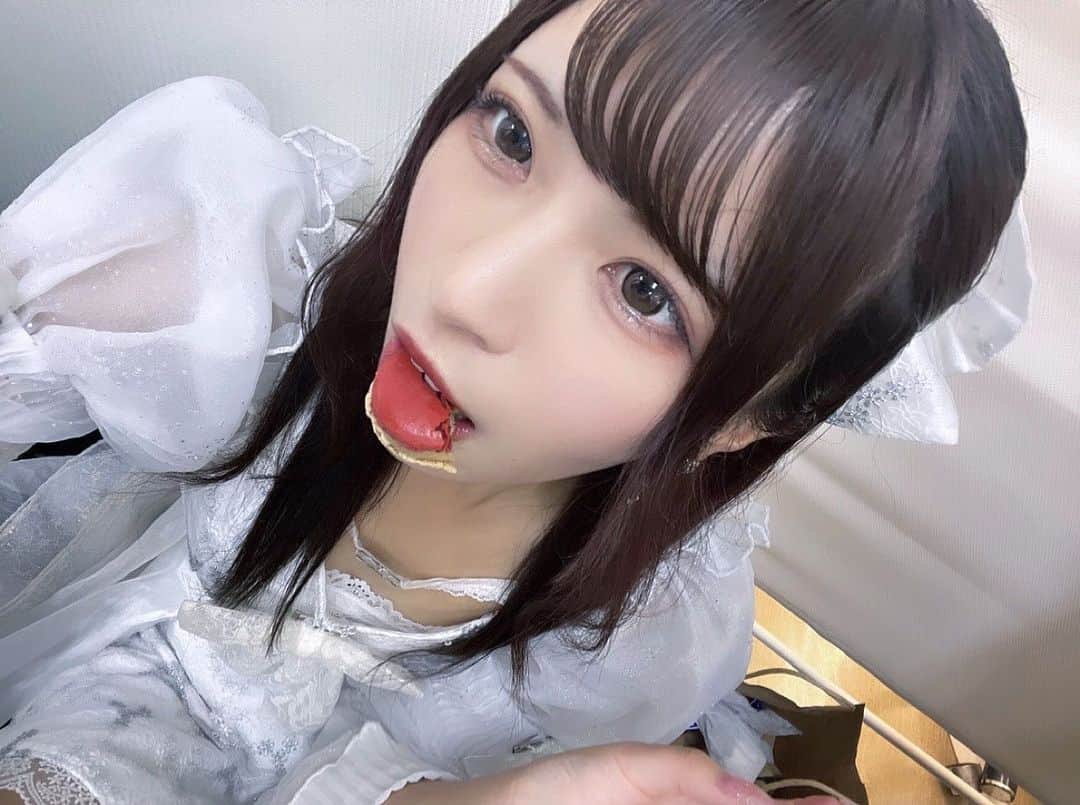 ちはるのインスタグラム：「. マカロンが舌にみえるね？」