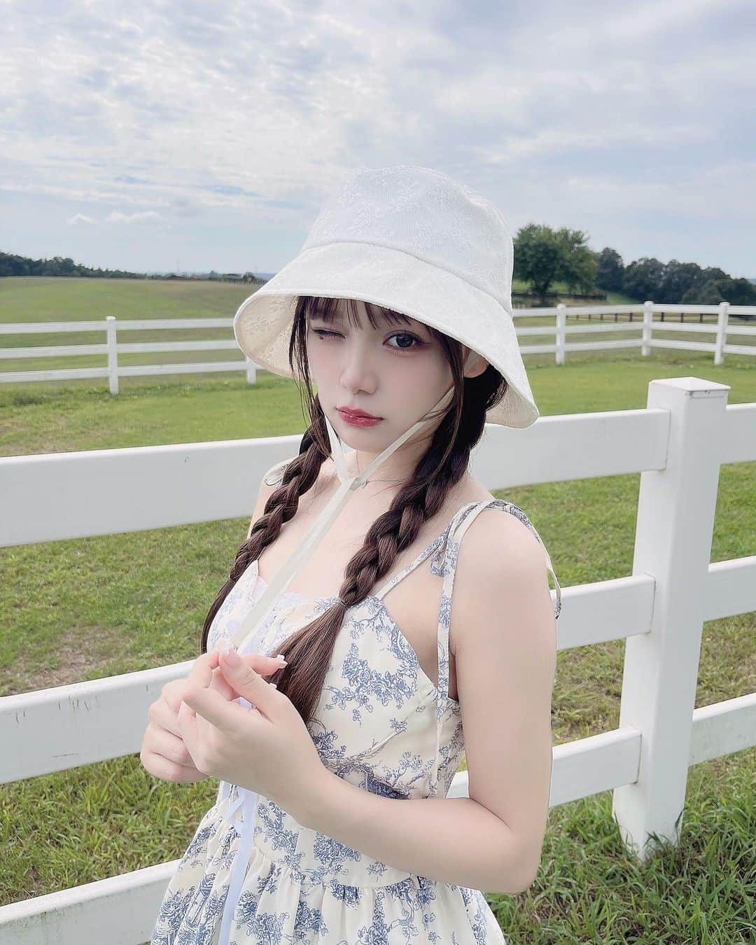 古澤里紗さんのインスタグラム写真 - (古澤里紗Instagram)「🐎🍃''  . .  5歳の時パパに 牧場連れて行かれて馬に乗る体験させてもらうはずだったのに 乗る直前に怖くなって乗らなかったのめっちゃ覚えてる、笑  小さい時からやったことないことには自信がなくて泣き虫だった👶🏻  乗馬再チャレンジしたい  . . . #ふーりーこーで  #フレンチガーリー」9月28日 22時21分 - fuuuuu_ri