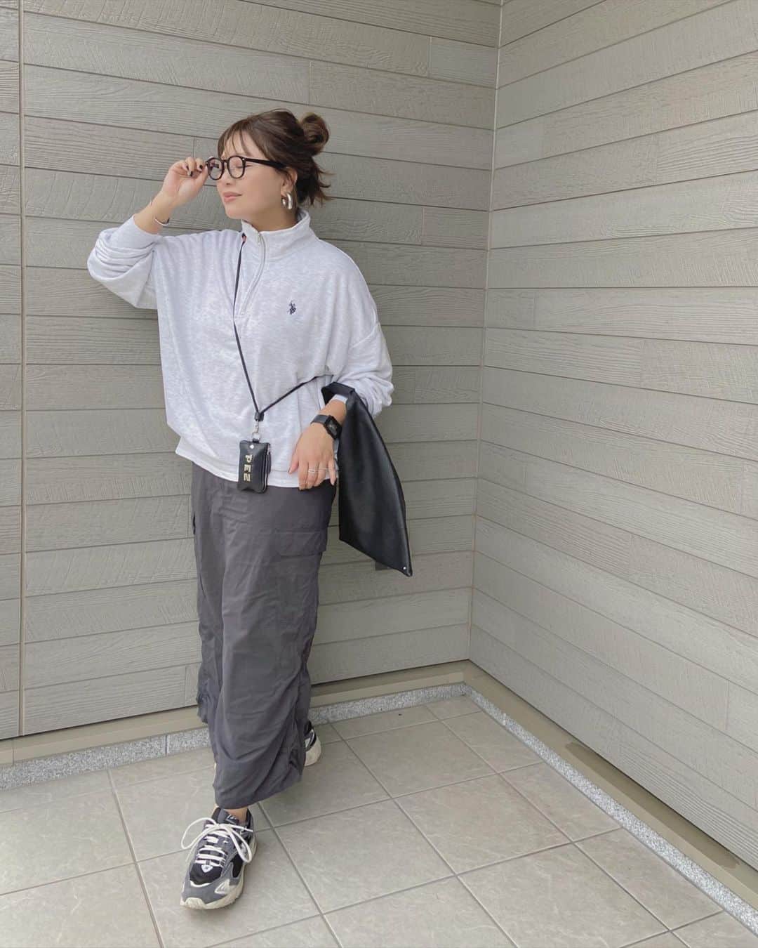 のインスタグラム：「#PR @wego_zozo のUSPOLOハーフジップスウェット🩶  ハーフジップデザインに、オーバーサイズシルエットがトレンド感満載⭐️  デニム、スウェットパンツとの相性も◎✨✨  首元のファスナーを開けても表情が変わって着回し抜群😊  しかも zozotownなら安く買える🏷️ 詳しくはストーリーから見てみて下さい🏷️ . . . . tops/ @wego_zozo  skirt/ @gu_global  shoes/ @newbalance  bag/ @mm6maisonmargiela  . . . .  #wego#ウィゴー #wego_ootd#ママコーデ#ママファッション#大人カジュアル#カジュアルコーデ#シンプルコーデ#モノトーンコーデ#ootd#outfit#locari#partegram #プチプラコーデ#40代コーデ#30代コーデ#大人女子#インスタ映え#韓国ファッション#レディースファッション#プチプラ#プチプラファッション#大人女子#ミリタリーコーデ #レーススカート#ロングスカート」