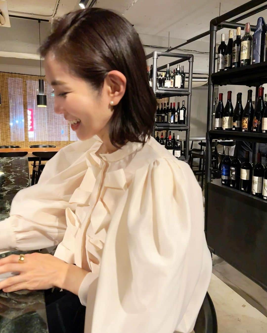 のインスタグラム：「・ 🍷で良い感じ〜🫠🫠🫠 撮影の準備を終えて、景気付けに乾杯🍻 友達が探してくれたお店で💖」