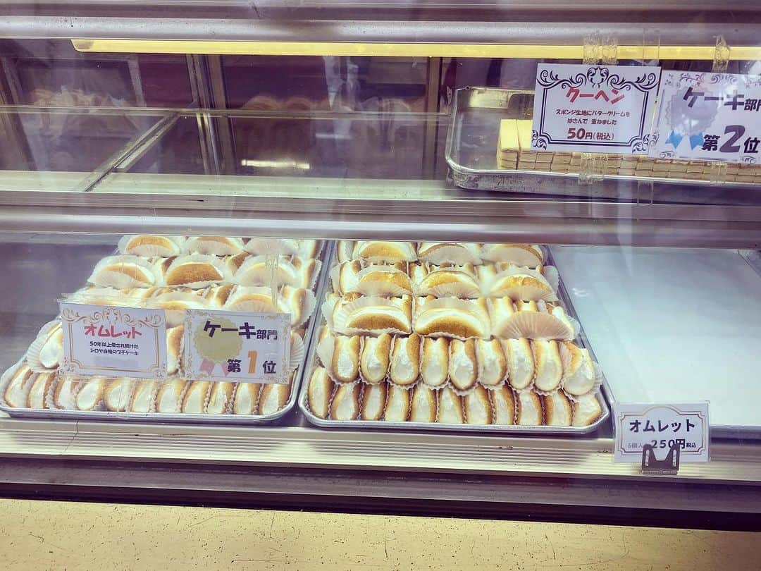 田添菜穂子さんのインスタグラム写真 - (田添菜穂子Instagram)「ちいちゃいころから、小倉に行ったら絶対買ってたシロヤで、今日オムレットを買った感激をどんな風に表せば、、、  明日の朝ごはんはサニーパンも食べる！  #シロヤ #シロヤベーカリー小倉店 #シロヤのオムレット #しろやのサニーパン」9月28日 22時26分 - nahokotazoe