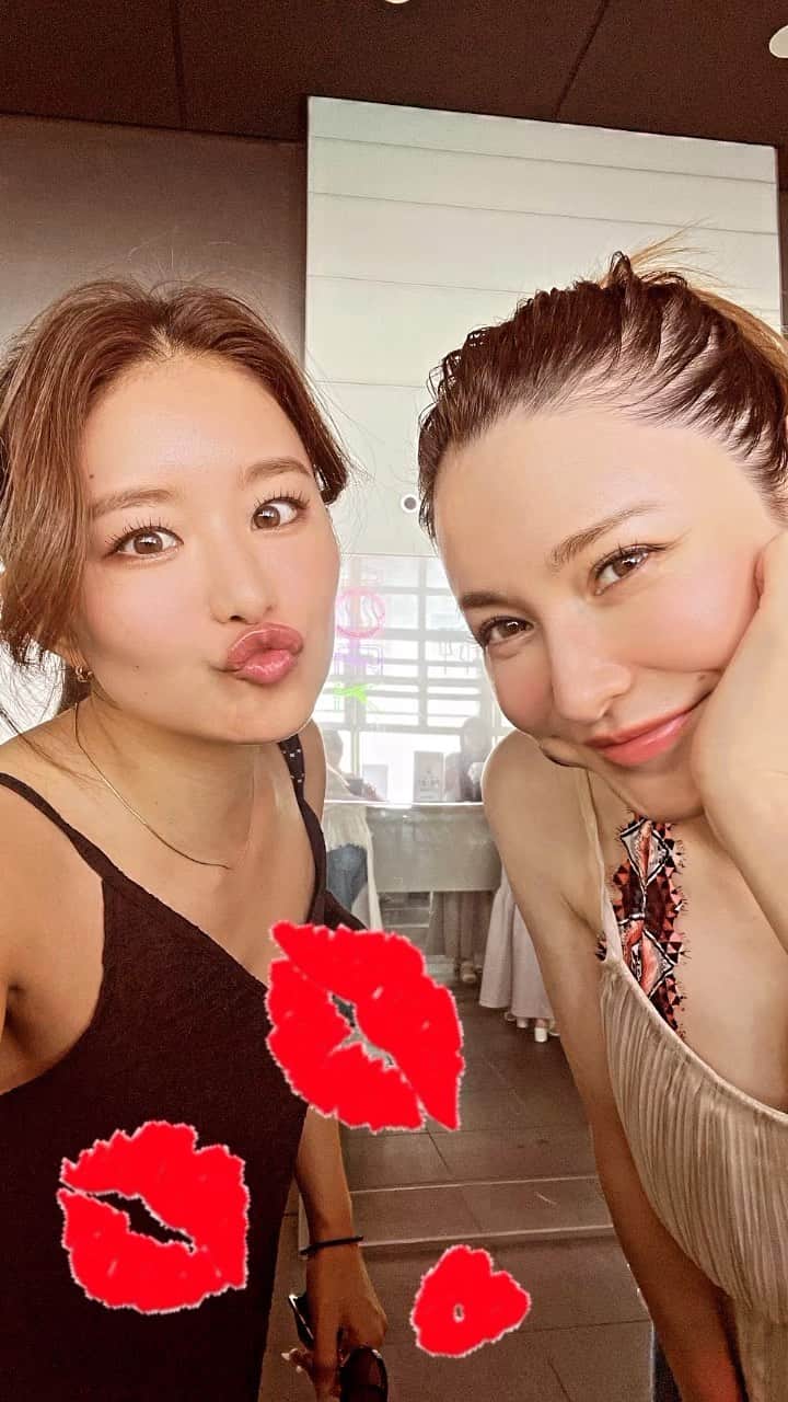 藤井リナのインスタグラム：「リアルすぎる必死な姿は見せたくないけど、携帯の写真フォルダを見返すとみんなが笑顔な素敵な写真よりも私がボロボロな服装ですっぴんのまま必死に子供と遊んだりしてる写真の方がその時のことをよく思い出せて懐かしくほっこりする☺️ 渦中にいるときはドタバタで記憶もないくらいで毎日が嵐みたいにものすごい勢いで過ぎ去っていくけど、今しかないそんな時間を噛み締めよう。と定期的に写真フォルダを見返しながら思うようにしています☺️ 気がついた時には今のこんな慌ただしい毎日も終わっていた。なんてもったいないよね🥹😣💕  今日はクタクタだ、寝よう。 もう少し素敵な写真はまたパワーチャージしてからアップします☺️❤️ みんなもゆっくり休んでね、おやすみなさい💤⭐」