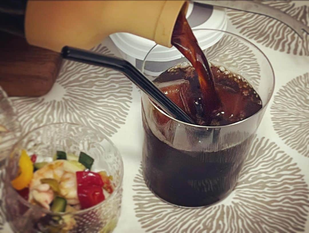 萩野志保子さんのインスタグラム写真 - (萩野志保子Instagram)「ともだちランチ。お福分けにも程があります😭 夢のようなランチ🥩 戴きものだからと徳島の一貫牛ステーキを振る舞ってくれた友人🙏　@gogyo_nazuna_hoto_seri  夢のようでした。 夢でもう一度食べたい😴🥹  日々、結構頑張って働いていると思うのですが笑 仕事の写真が全然ない最近です。  #過日のランチ #ご馳走  #幸運者  #バチがあたりそう♡  #深煎り #アイスコーヒー #氷もコーヒーで作る #手間ひまに興奮 #溶けても薄まらないこだわり #さすがすぎます恵美ちゃん #🧊 #🤎 #アスリートピラティス の #専門家」9月28日 22時26分 - shihoko_hagino