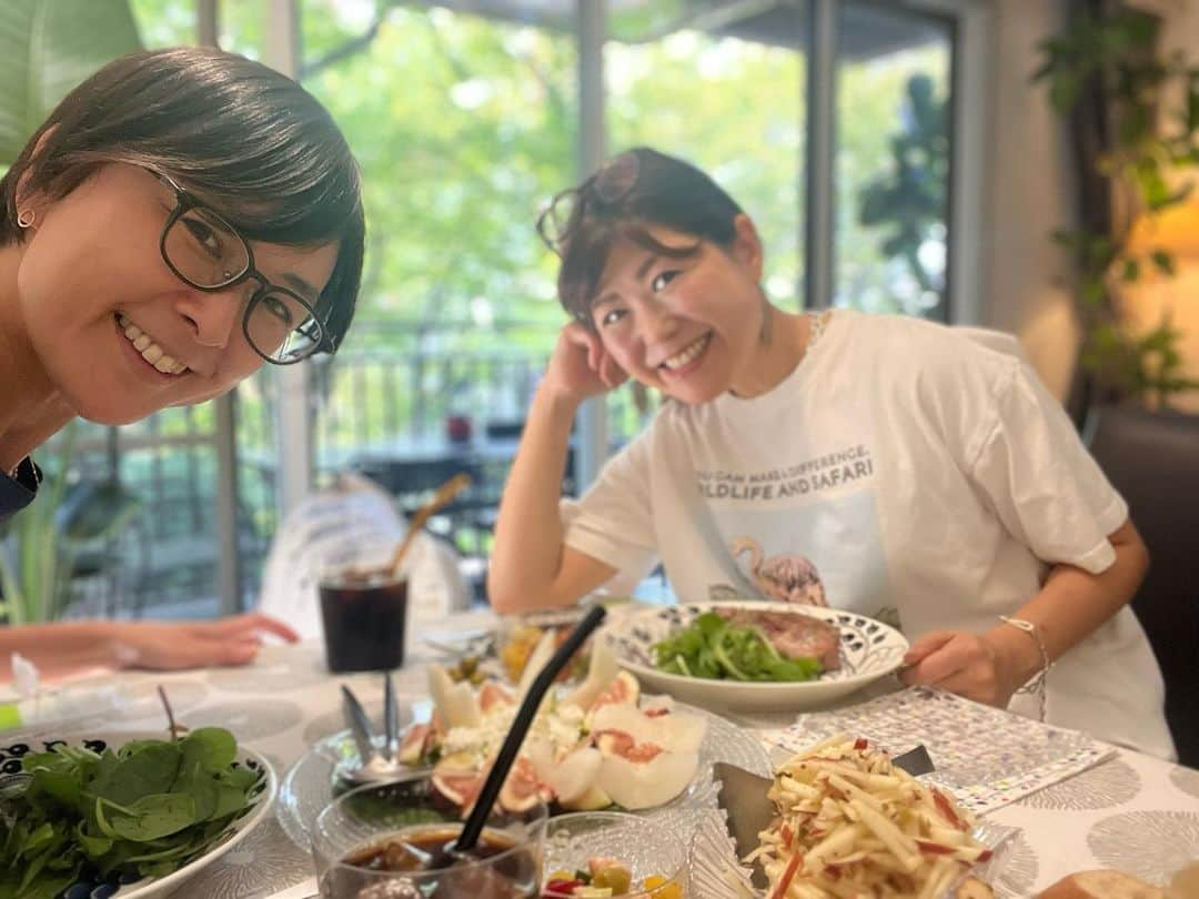 萩野志保子さんのインスタグラム写真 - (萩野志保子Instagram)「ともだちランチ。お福分けにも程があります😭 夢のようなランチ🥩 戴きものだからと徳島の一貫牛ステーキを振る舞ってくれた友人🙏　@gogyo_nazuna_hoto_seri  夢のようでした。 夢でもう一度食べたい😴🥹  日々、結構頑張って働いていると思うのですが笑 仕事の写真が全然ない最近です。  #過日のランチ #ご馳走  #幸運者  #バチがあたりそう♡  #深煎り #アイスコーヒー #氷もコーヒーで作る #手間ひまに興奮 #溶けても薄まらないこだわり #さすがすぎます恵美ちゃん #🧊 #🤎 #アスリートピラティス の #専門家」9月28日 22時26分 - shihoko_hagino