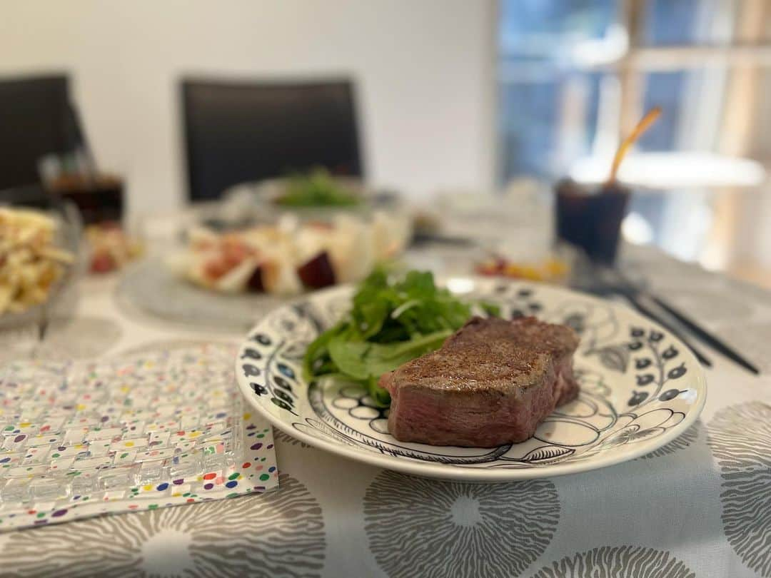 萩野志保子さんのインスタグラム写真 - (萩野志保子Instagram)「ともだちランチ。お福分けにも程があります😭 夢のようなランチ🥩 戴きものだからと徳島の一貫牛ステーキを振る舞ってくれた友人🙏　@gogyo_nazuna_hoto_seri  夢のようでした。 夢でもう一度食べたい😴🥹  日々、結構頑張って働いていると思うのですが笑 仕事の写真が全然ない最近です。  #過日のランチ #ご馳走  #幸運者  #バチがあたりそう♡  #深煎り #アイスコーヒー #氷もコーヒーで作る #手間ひまに興奮 #溶けても薄まらないこだわり #さすがすぎます恵美ちゃん #🧊 #🤎 #アスリートピラティス の #専門家」9月28日 22時26分 - shihoko_hagino