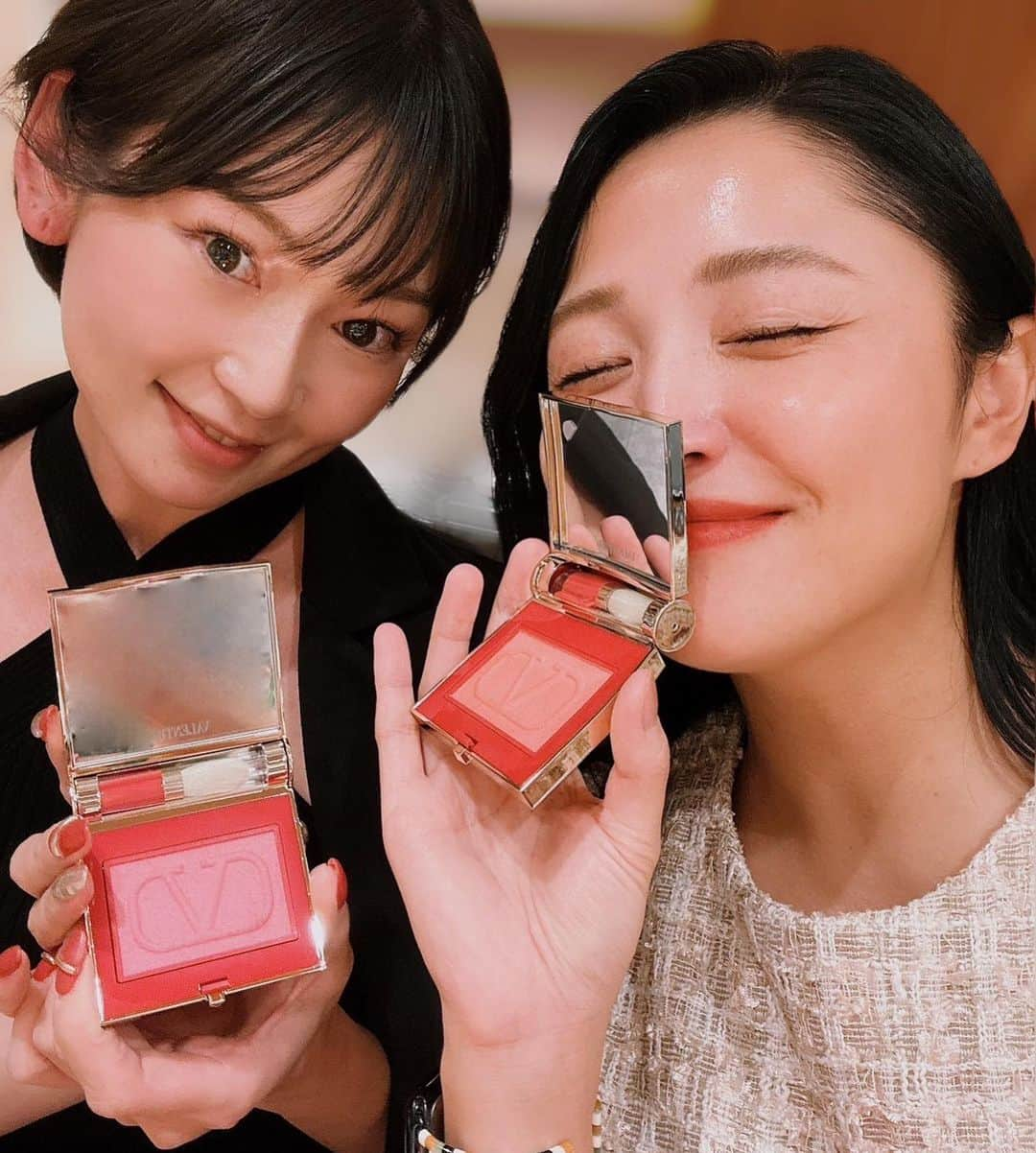 平瀬ひかりのインスタグラム：「チークが大好きらしいので すみちゃんに2種類のチークをプレゼント🎁 可愛すぎたから自分のも買っておそろ❤️ フレグランスもめちゃくちゃいい香り🥺   #valentino  #valentinobeauty  #バレンチノ  #コスメ  #デパコス  #表参道  #表参道ヒルズ  #バレンチノビューティー #黒髪女子  #ファッション  #プレゼント  #おそろ  #チーク  #バレンチノチーク  #フレグランス」