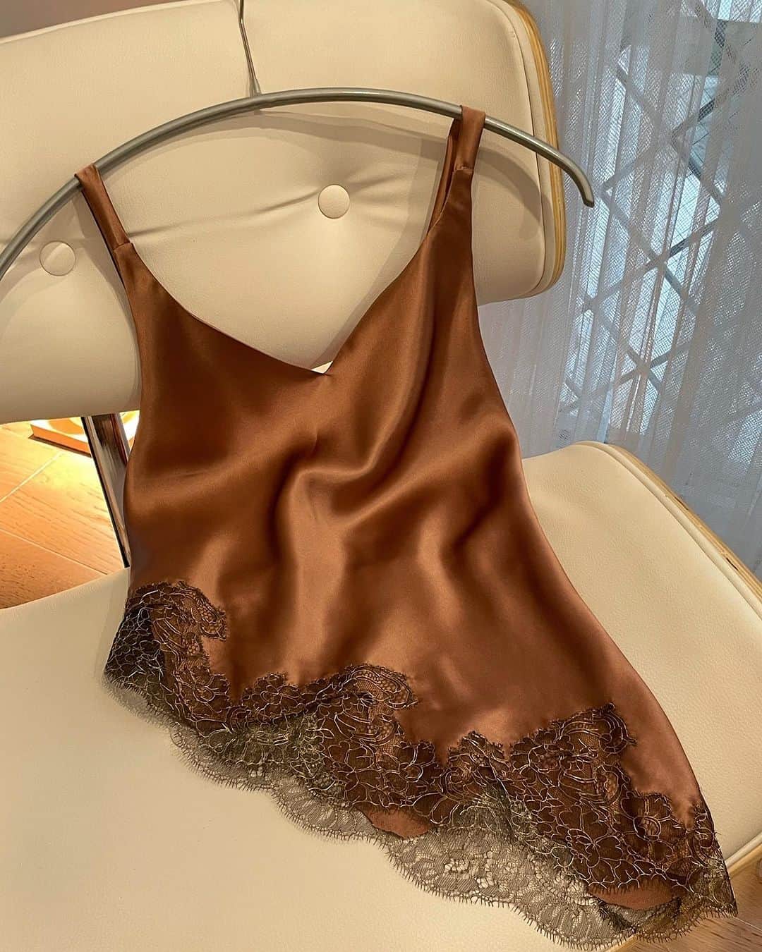 Chiyono Anneのインスタグラム：「Smooth as 🍫, melts like 🧈  モカシルクのキャミソール🤎  #chiyonoannebespoke」