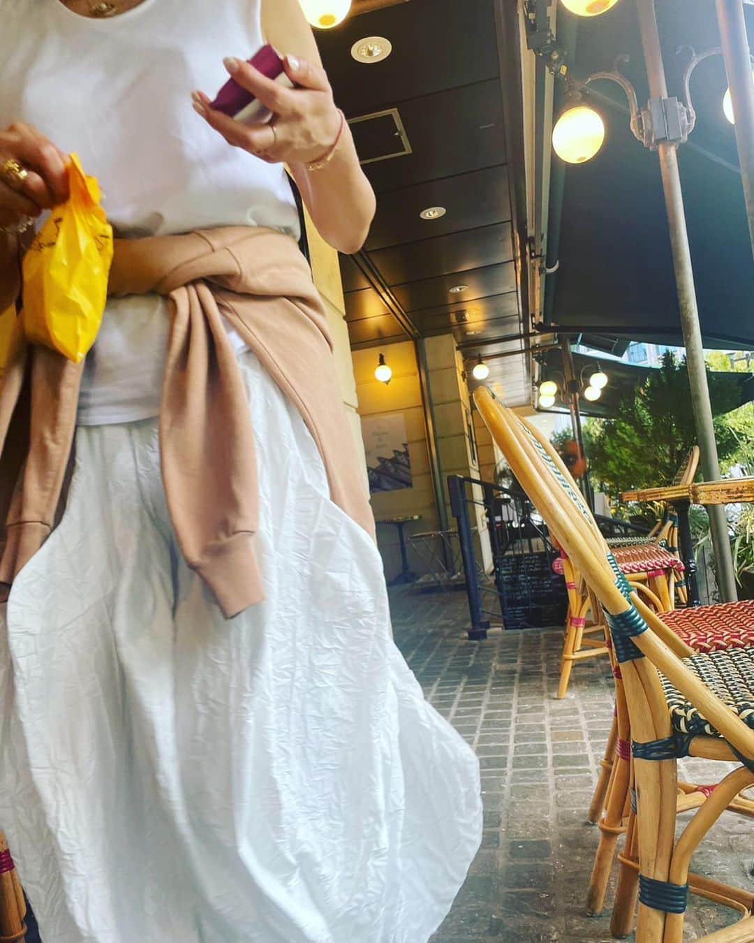 風間ゆみえのインスタグラム：「おけい先生とおちゃ。  この夏はいているとよく褒められた @enfold_official の白いスカート。雨の日にも気にせずはけるし、お家で洗えるし。  #yumie_k_style」
