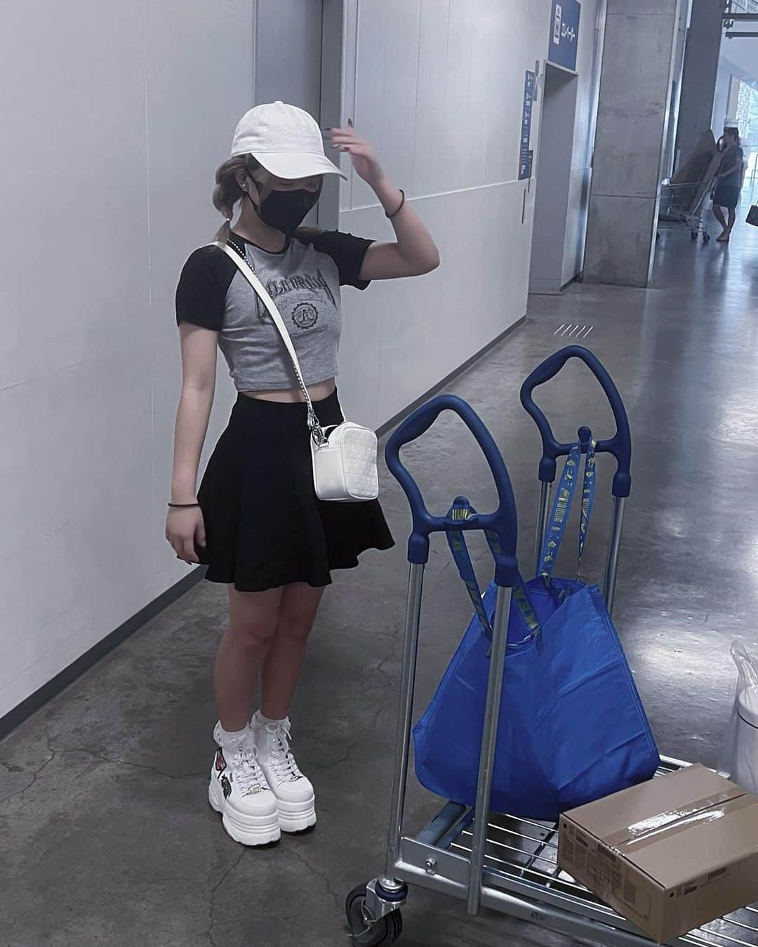 佐藤優來那のインスタグラム：「ママとIKEAいった時の🧢🖤🎧」