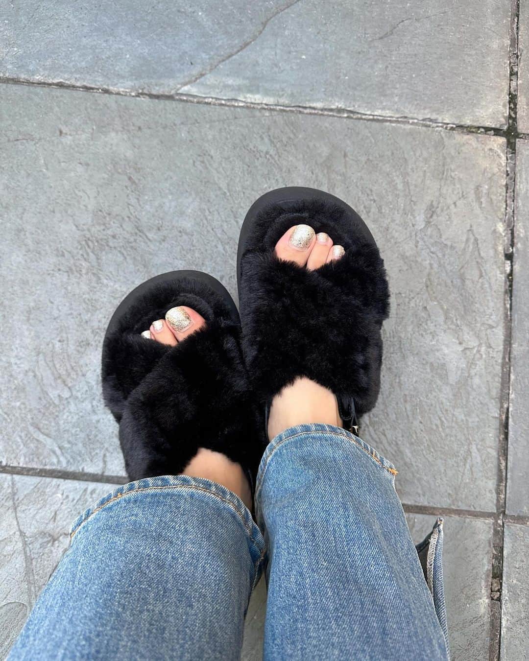 高木由梨奈のインスタグラム：「アウトレットで半額だった @moncler のファーサンダル👡🖤  厚底で身長盛れるし楽ちんだから秋冬に大活躍しそう☺️」