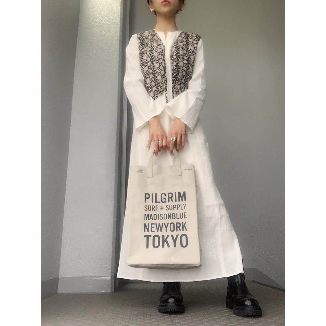 のインスタグラム：「@ungrid_official のベストは大活躍やな🤍·͜·  この日は涼しかったからベストちょうど良かった‧✧̣̥̇‧  dress▶︎▷#todayful  vest▶︎▷#ungrid bag▶︎▷#pilgrimsurfsupply ×#madisonblue  boots▶︎▷#greenlabelrelaxing  ring▶︎▷#cene #cene316l   #code  #coordinate #ootd #outfit #mylook #ママコーデ#156cmコーデ」