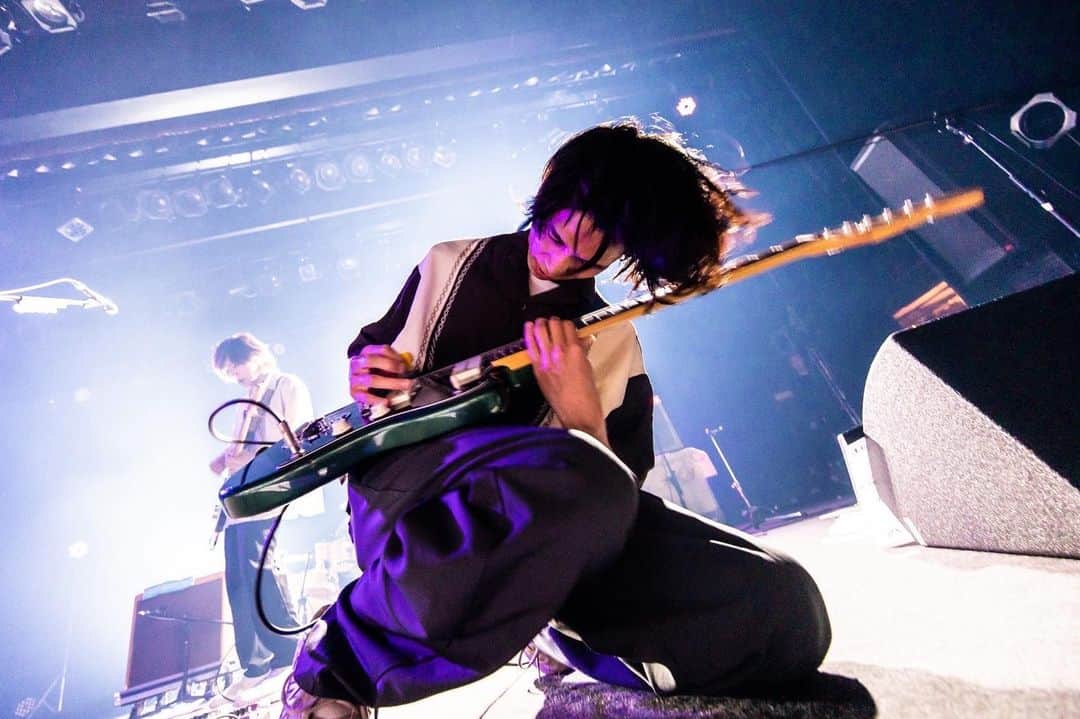 Masakiのインスタグラム：「髪長すぎてツアー先で散髪しちゃおうかな💈  Photo by @yusuke_mphoto   #重い愛TOUR #ギタリスト #床リスト」
