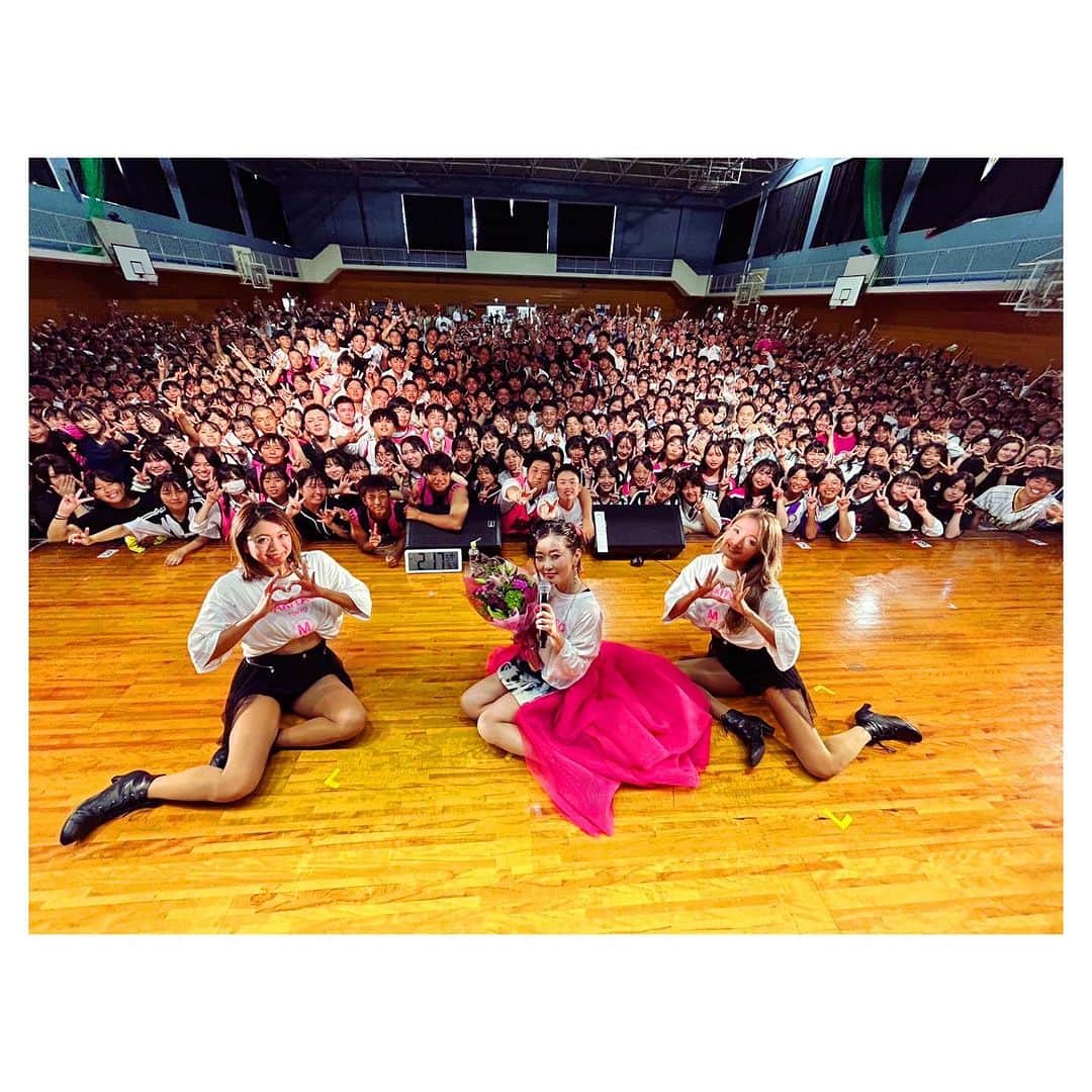 荒牧陽子のインスタグラム：「2023.9.28 京都 ┈︎┈︎┈︎┈︎┈︎┈︎┈︎┈︎┈︎┈︎┈︎┈︎ 福知山成美高等学校でライブさせて頂きました！ ⁡ オープニングからパワー全開の生徒たち…😳！ みんな、ライブ慣れしすぎ！❤️‍🔥 毎年ライブやってるそうで、 今年は特に、去年までと違い、制限無しライブでみんな爆上がり⚡️ 野外の夏フェス状態😳✨ ⁡ ⁡ 実は今回、高校生に向けてのライブってことで 構成をとーーーっても悩んだんだけど （みんな私のこと知らないかもだし） ⁡ 若いみんなが知ってるだろう新ネタも ダンサーと共に頑張って作って ⁡ 結果、生徒のみんな一緒に踊ってくれたり 盛り上がってくれて 感動と興奮の1時間でした…❤️‍🔥❤️‍🔥❤️‍🔥 ⁡ ステージで盛り上げてくれた、 イワキ先生のMISIA♪ 男子達のダンスとものまね♪ 最高すぎました😍✨優勝！ ⁡ ⁡ 後ろの席の1年生？も、ステージ見えてたかな？ 私は体育館の全員に向けて歌ったよ！ 皆んなに歌のパワーが届いていますように🥰 ⁡ 今回はお呼びいただき、 本当にありがとうございました！ ⁡ 私も皆んなにもらったパワーを、次のライブでぶつけて来るね！ ⁡ また会おう〜！ ⁡ あっ 後日ライブ動画を載せるね✨ （学校側から許可をいただきましたので！） -😋🦄🌷🌸🍄🪸🌈🍭🛼⛱️🧸🎀- ⁡ ┈︎┈︎┈︎┈︎┈︎┈︎┈︎┈︎┈︎┈︎┈︎┈ #福知山高等学校 #福知山成美 #荒牧陽子 #くみつぼみ」