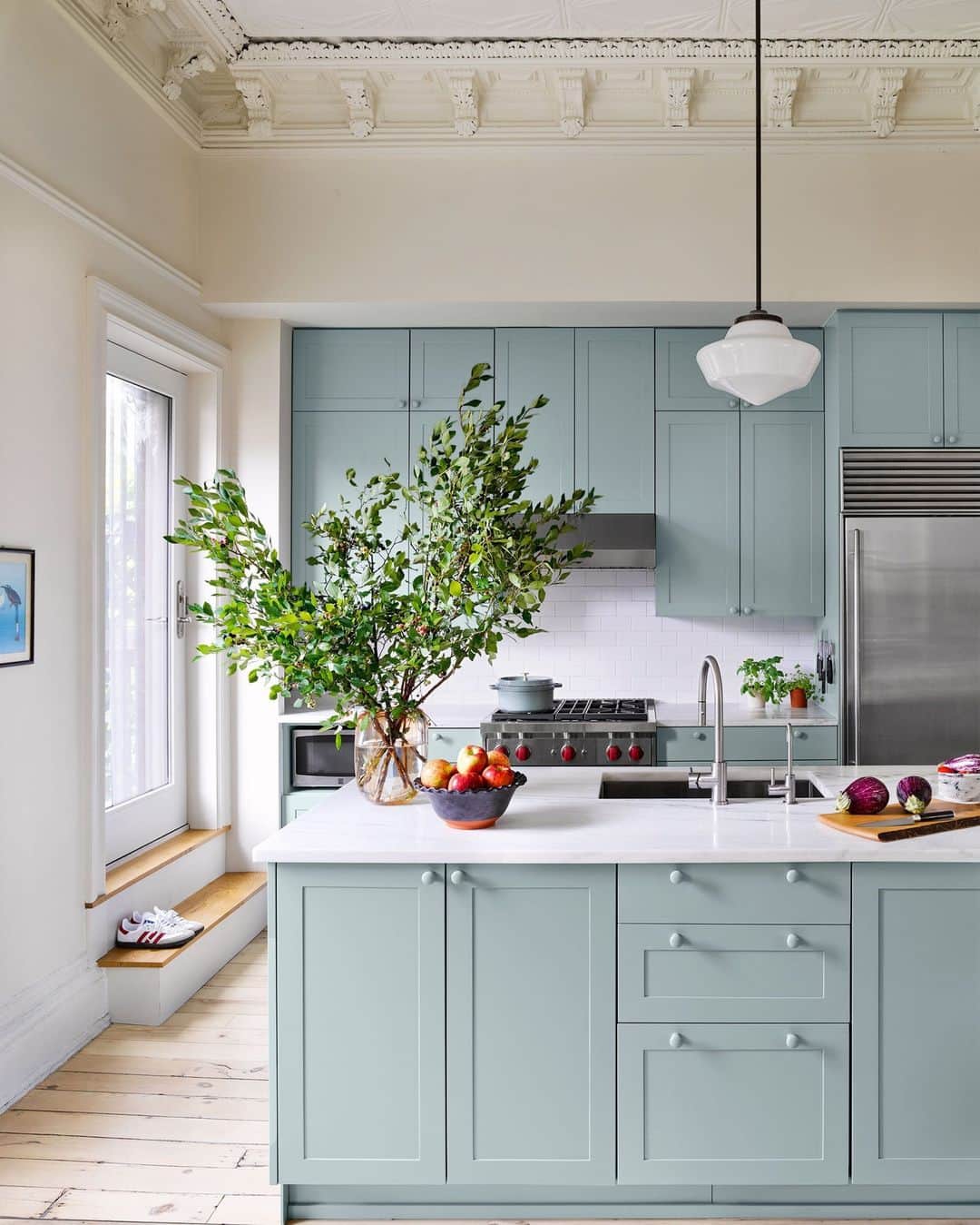 のインスタグラム：「Life’s too short for bland recipes and white-on-white kitchens. In ELLE DECOR editor Ingrid Abramovitch’s (@ingridabram) Brooklyn brownstone renovation, a kitchen demo wasn’t in the budget. “Instead, we gave it a facelift,” she explains. The cabinetry was updated with new Shaker-style doors and widened drawers, and drenched in @farrowandball’s Oval Room Blue paint. To top it off (literally), the countertops were replaced with milky-white Vermont Danby marble from @abcstone. Now the real question is—what’s for dinner?  Click the link in bio for the full tour of this lovingly-restored Brooklyn brownstone. Written by @ingridabram. Photographed by @annieschlechter. Styled by @bebehoworth.」