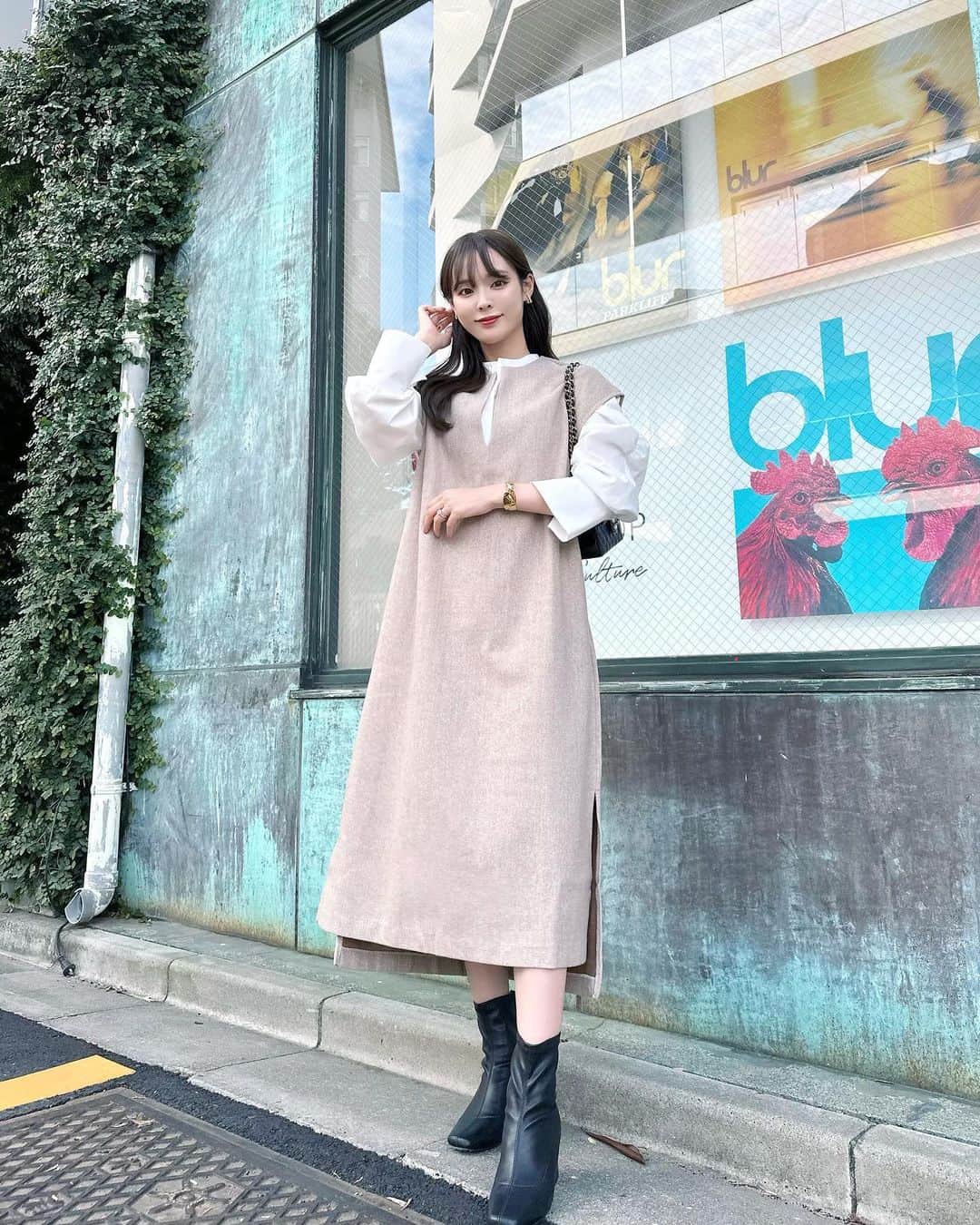 磯田 ひかる(Hikaru Isoda) のインスタグラム：「こんばんは🫶🤍 今日もお疲れ様でした〜！ 明日金曜日なのであと少し頑張りましょ🥰  この日は少し涼しかったのでジャンスカコーデ♡ インナーはシャツにしてみた🪽🪽  【着用アイテム】 Dress @classicalelf_official   カフタン調サイドスリット圧縮ニットロング丈ジャンパースカート ベージュ M ¥3,999税込  Shirts @lily_brown_official   ------------------------------ picaru：162cm / 骨格ウェーブ 1st ブライトスプリング 2nd ブライトサマー  大人可愛いスタイルアップコーデ ヘアメイクを合わせた トータルスタイリングを提案🤍  不定期にストーリーで ファッションお悩み相談募集中🥰 ------------------------------  他の投稿を見る→【@picaruuu】」