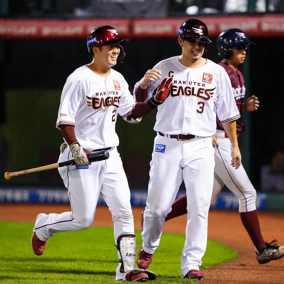 東北楽天ゴールデンイーグルスさんのインスタグラム写真 - (東北楽天ゴールデンイーグルスInstagram)「⚾️  ⚾️E 9-5 B⚾️  1点ビハインドの8回に6安打5得点の猛攻で逆転勝利‼️‼️ 岡島選手が同点タイムリー👍🏼辰己選手は勝ち越し犠牲フライ🌈 そして小郷選手が3安打3打点と守備でもファインプレー🦅 鈴木大地選手が2回に5号ソロ🔥小深田選手は3安打1盗塁🎂 さらに浅村選手と村林選手が2安打1打点👏🏼👏🏼 投げては2番手の内選手が3回無失点のナイスピッチング💯 8回を無失点に抑えた安樂選手が3勝目✨✨ 4点差の9回は松井裕樹選手がしっかり三者凡退👌🏼 そしてレギュラーシーズンのホームゲームは残り3試合🏟️🙌🏼  #鷲が掴む #rakuteneagles #辰己涼介  #岡島豪郎 #安樂智大  #内星龍  #松井裕樹 #鈴木大地 #小郷裕哉  #小深田大翔  #浅村栄斗 #太田光 #村林一輝」9月28日 22時40分 - rakuten_eagles