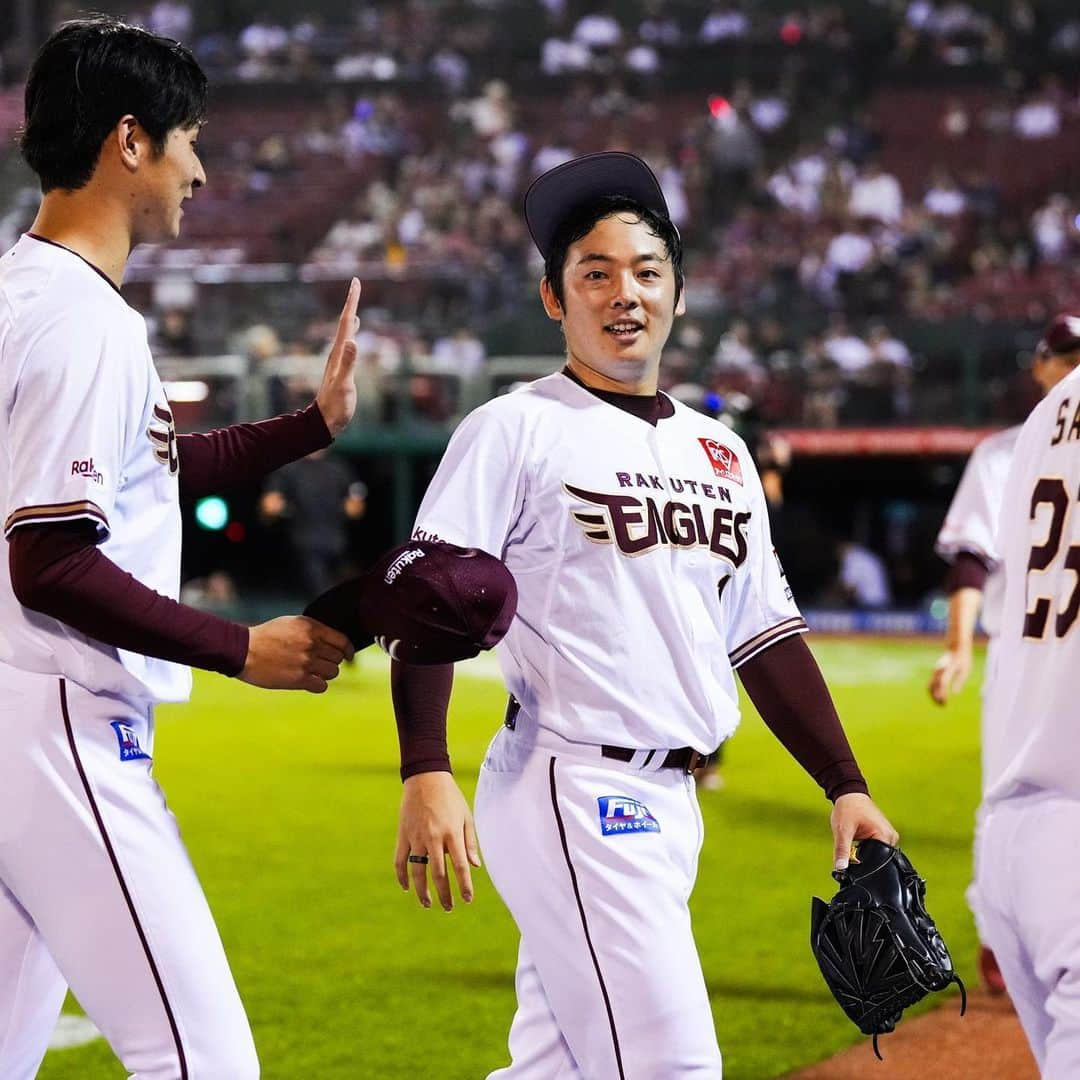 東北楽天ゴールデンイーグルスさんのインスタグラム写真 - (東北楽天ゴールデンイーグルスInstagram)「⚾️  ⚾️E 9-5 B⚾️  1点ビハインドの8回に6安打5得点の猛攻で逆転勝利‼️‼️ 岡島選手が同点タイムリー👍🏼辰己選手は勝ち越し犠牲フライ🌈 そして小郷選手が3安打3打点と守備でもファインプレー🦅 鈴木大地選手が2回に5号ソロ🔥小深田選手は3安打1盗塁🎂 さらに浅村選手と村林選手が2安打1打点👏🏼👏🏼 投げては2番手の内選手が3回無失点のナイスピッチング💯 8回を無失点に抑えた安樂選手が3勝目✨✨ 4点差の9回は松井裕樹選手がしっかり三者凡退👌🏼 そしてレギュラーシーズンのホームゲームは残り3試合🏟️🙌🏼  #鷲が掴む #rakuteneagles #辰己涼介  #岡島豪郎 #安樂智大  #内星龍  #松井裕樹 #鈴木大地 #小郷裕哉  #小深田大翔  #浅村栄斗 #太田光 #村林一輝」9月28日 22時40分 - rakuten_eagles