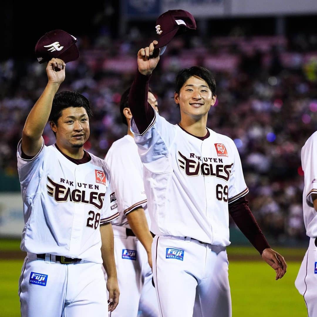 東北楽天ゴールデンイーグルスさんのインスタグラム写真 - (東北楽天ゴールデンイーグルスInstagram)「⚾️  ⚾️E 9-5 B⚾️  1点ビハインドの8回に6安打5得点の猛攻で逆転勝利‼️‼️ 岡島選手が同点タイムリー👍🏼辰己選手は勝ち越し犠牲フライ🌈 そして小郷選手が3安打3打点と守備でもファインプレー🦅 鈴木大地選手が2回に5号ソロ🔥小深田選手は3安打1盗塁🎂 さらに浅村選手と村林選手が2安打1打点👏🏼👏🏼 投げては2番手の内選手が3回無失点のナイスピッチング💯 8回を無失点に抑えた安樂選手が3勝目✨✨ 4点差の9回は松井裕樹選手がしっかり三者凡退👌🏼 そしてレギュラーシーズンのホームゲームは残り3試合🏟️🙌🏼  #鷲が掴む #rakuteneagles #辰己涼介  #岡島豪郎 #安樂智大  #内星龍  #松井裕樹 #鈴木大地 #小郷裕哉  #小深田大翔  #浅村栄斗 #太田光 #村林一輝」9月28日 22時40分 - rakuten_eagles