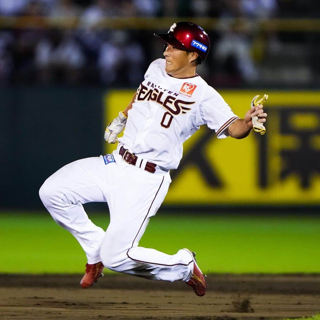 東北楽天ゴールデンイーグルスさんのインスタグラム写真 - (東北楽天ゴールデンイーグルスInstagram)「⚾️  ⚾️E 9-5 B⚾️  1点ビハインドの8回に6安打5得点の猛攻で逆転勝利‼️‼️ 岡島選手が同点タイムリー👍🏼辰己選手は勝ち越し犠牲フライ🌈 そして小郷選手が3安打3打点と守備でもファインプレー🦅 鈴木大地選手が2回に5号ソロ🔥小深田選手は3安打1盗塁🎂 さらに浅村選手と村林選手が2安打1打点👏🏼👏🏼 投げては2番手の内選手が3回無失点のナイスピッチング💯 8回を無失点に抑えた安樂選手が3勝目✨✨ 4点差の9回は松井裕樹選手がしっかり三者凡退👌🏼 そしてレギュラーシーズンのホームゲームは残り3試合🏟️🙌🏼  #鷲が掴む #rakuteneagles #辰己涼介  #岡島豪郎 #安樂智大  #内星龍  #松井裕樹 #鈴木大地 #小郷裕哉  #小深田大翔  #浅村栄斗 #太田光 #村林一輝」9月28日 22時40分 - rakuten_eagles