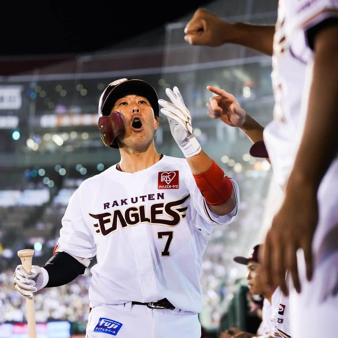 東北楽天ゴールデンイーグルスさんのインスタグラム写真 - (東北楽天ゴールデンイーグルスInstagram)「⚾️  ⚾️E 9-5 B⚾️  1点ビハインドの8回に6安打5得点の猛攻で逆転勝利‼️‼️ 岡島選手が同点タイムリー👍🏼辰己選手は勝ち越し犠牲フライ🌈 そして小郷選手が3安打3打点と守備でもファインプレー🦅 鈴木大地選手が2回に5号ソロ🔥小深田選手は3安打1盗塁🎂 さらに浅村選手と村林選手が2安打1打点👏🏼👏🏼 投げては2番手の内選手が3回無失点のナイスピッチング💯 8回を無失点に抑えた安樂選手が3勝目✨✨ 4点差の9回は松井裕樹選手がしっかり三者凡退👌🏼 そしてレギュラーシーズンのホームゲームは残り3試合🏟️🙌🏼  #鷲が掴む #rakuteneagles #辰己涼介  #岡島豪郎 #安樂智大  #内星龍  #松井裕樹 #鈴木大地 #小郷裕哉  #小深田大翔  #浅村栄斗 #太田光 #村林一輝」9月28日 22時40分 - rakuten_eagles