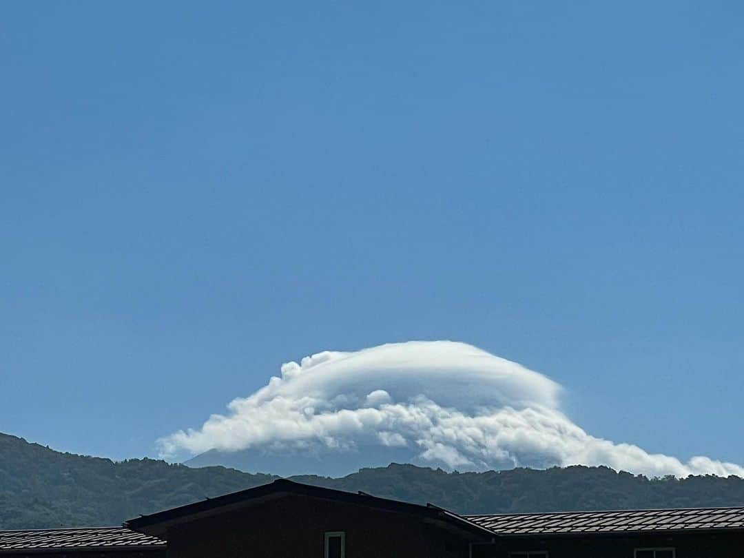 柏木作夢さんのインスタグラム写真 - (柏木作夢Instagram)「２日間、山梨県でMVの撮影だったのですが  撮影中に見つけた雲が不気味だった。  どんどん形が変わっていく。  あれはなんだったんだ…  #☁️ #雲 #変な雲 #山梨 #西湖 #cloud #不気味 #レンズ雲 ?」9月28日 22時40分 - samukashiwagi